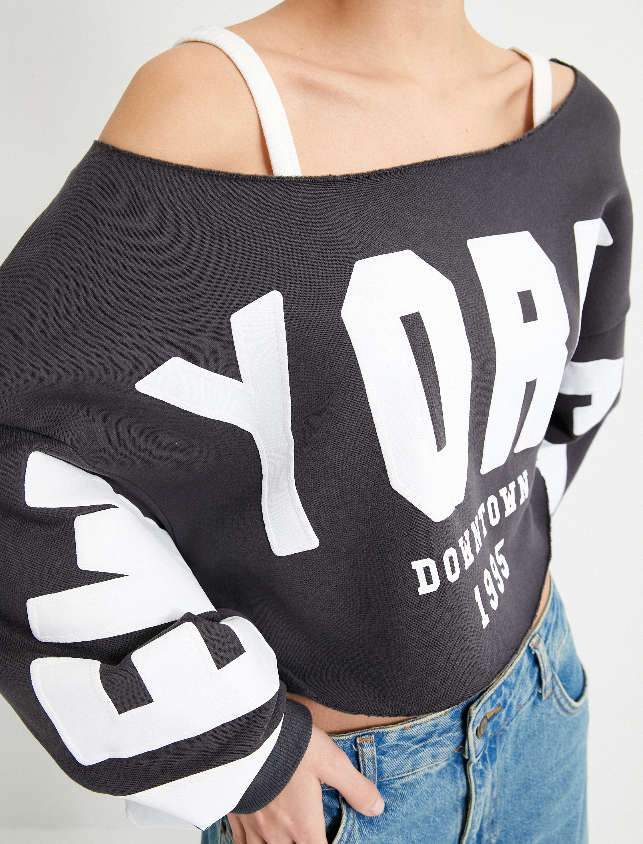   Şardonlu Crop Kolej Sweatshirt Kayık Yaka Baskılı Uzun Kollu