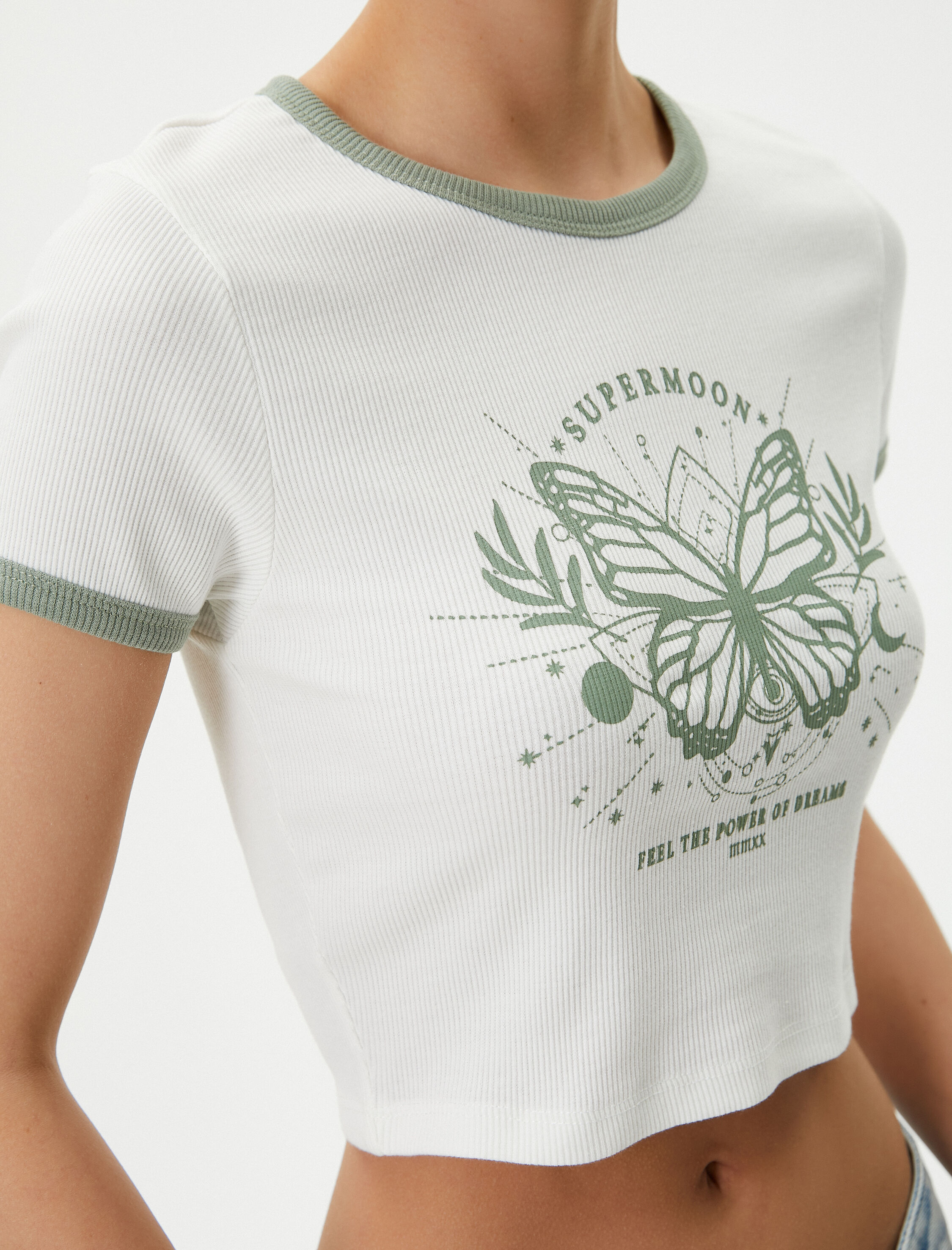   Kelebekli Crop Tişört Slim Fit Biyeli Kısa Kollu Bisiklet Yaka Pamuklu