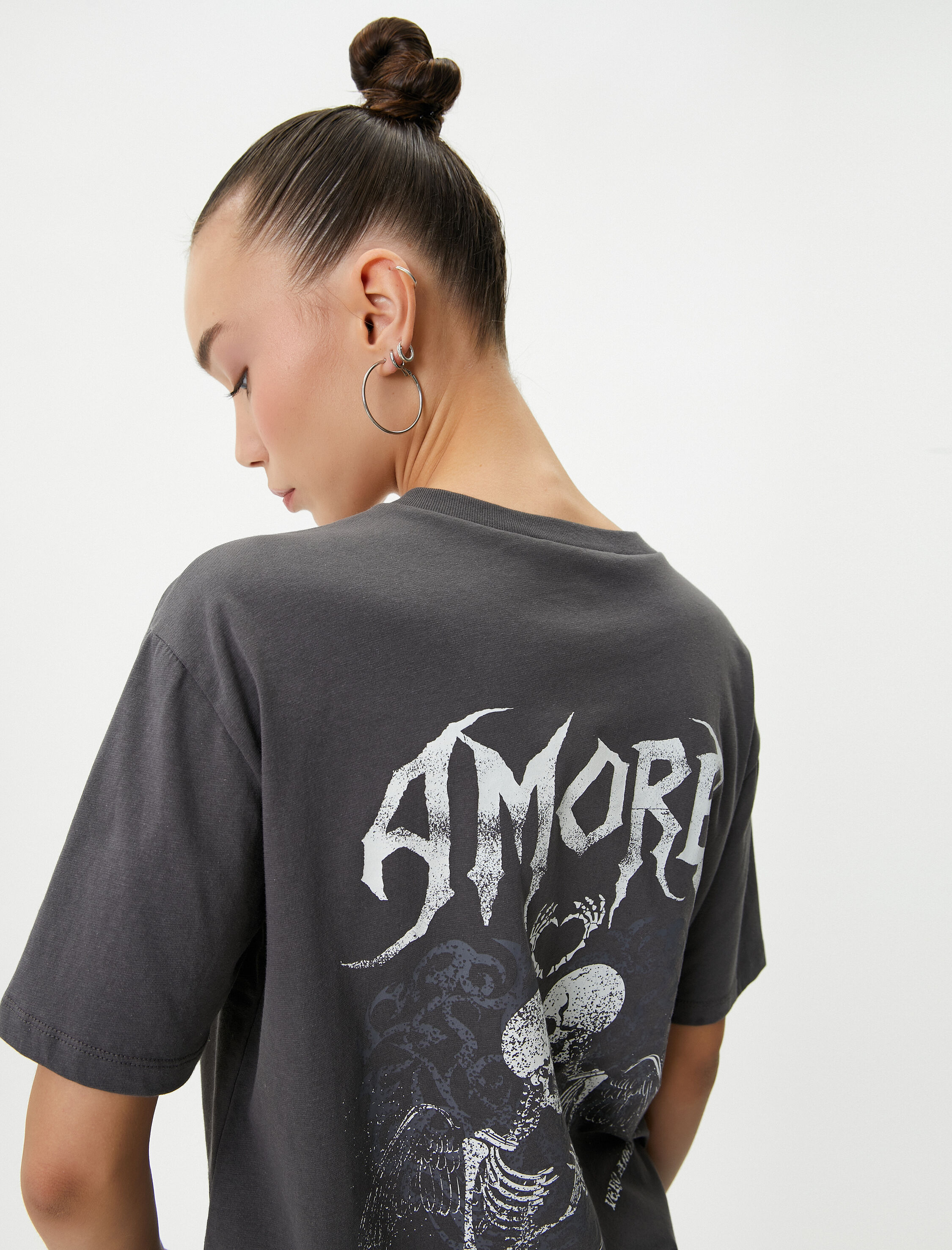   Arkası Baskılı Tişört Soluk Efektli Kısa Kollu Bisiklet Yaka Pamuklu