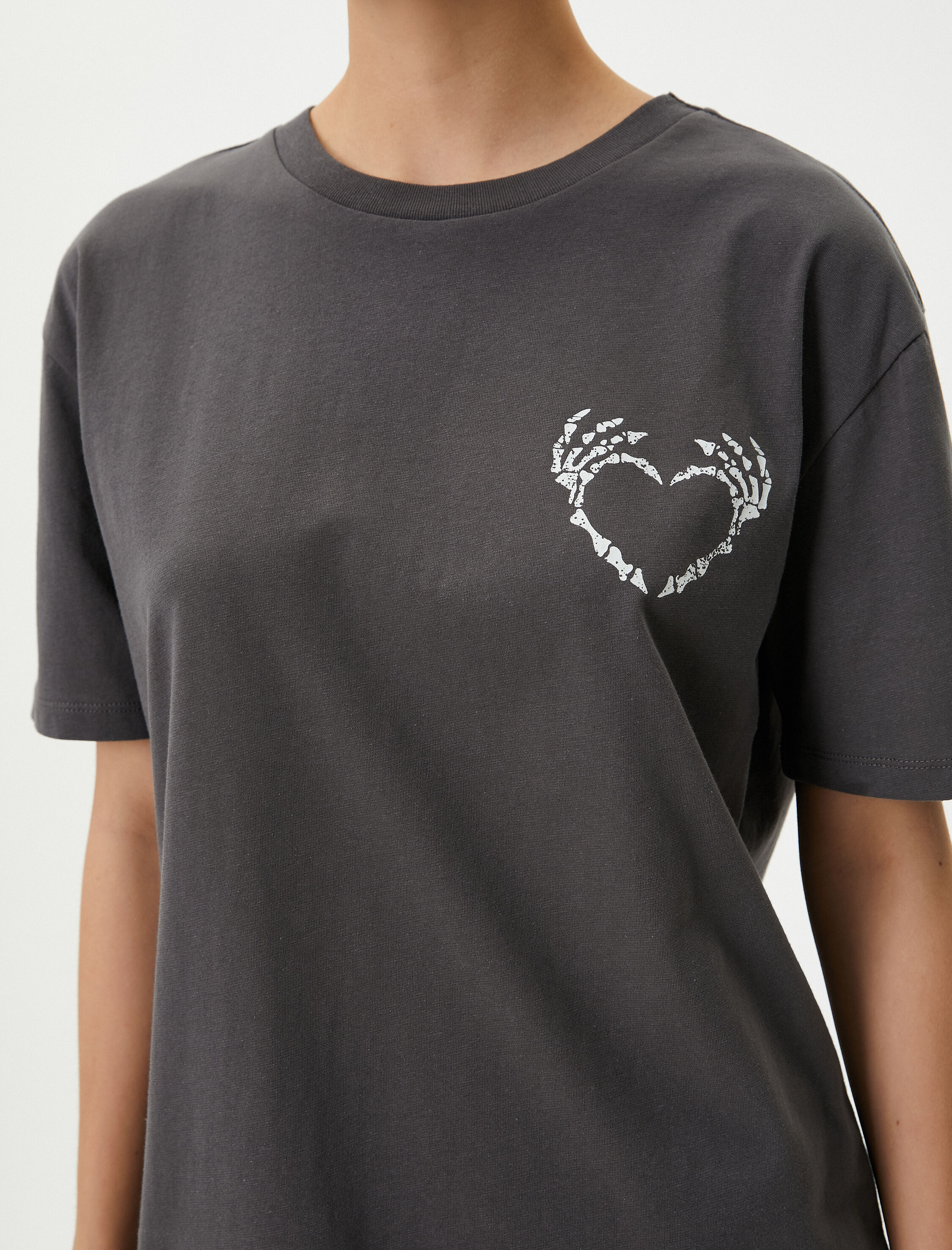   Arkası Baskılı Tişört Soluk Efektli Kısa Kollu Bisiklet Yaka Pamuklu