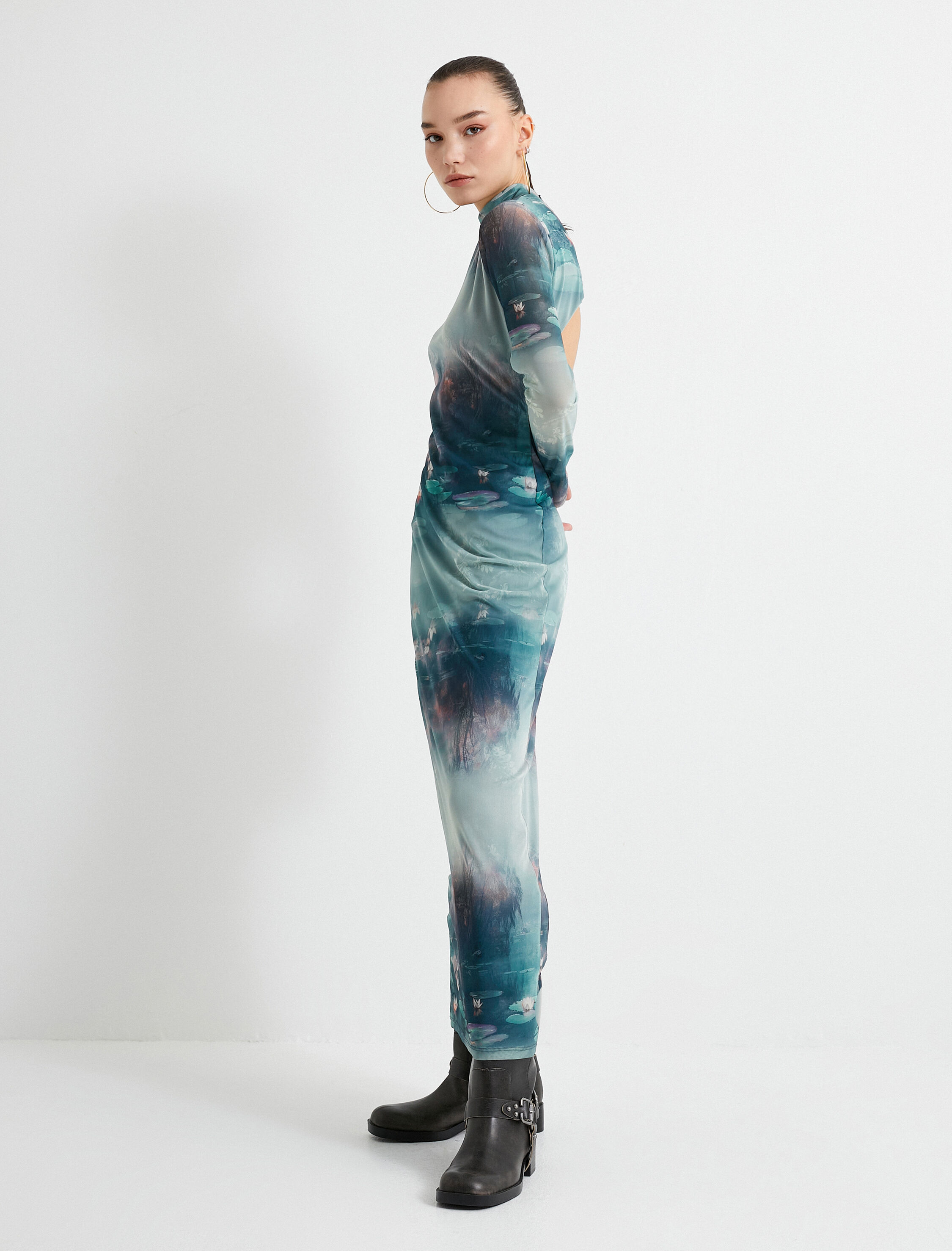   Arkası Pencere Detaylı Maksi Kalem Elbise Çiçekli Uzun Kollu Dik Yaka