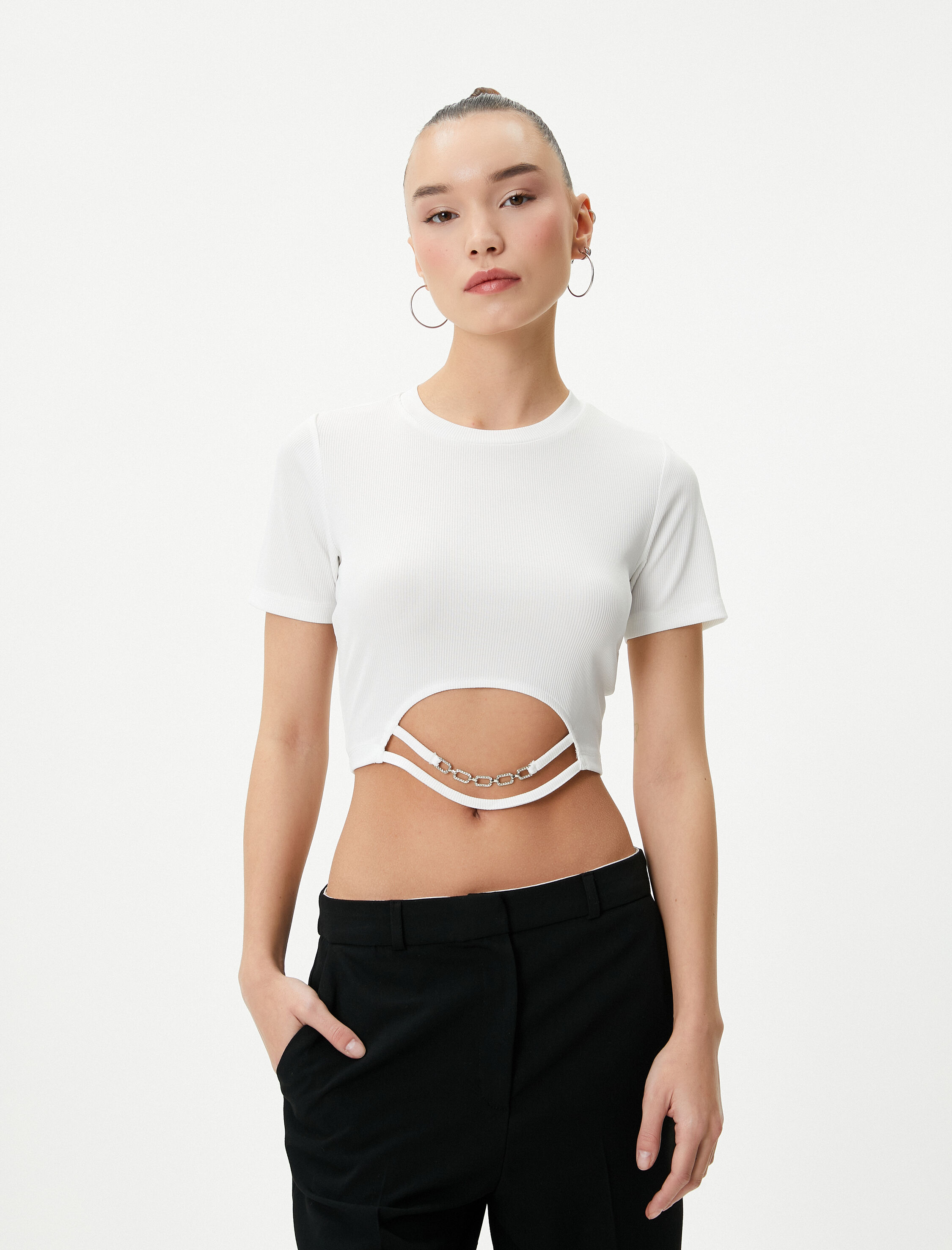   Crop Tişört Metal Aksesuar Detaylı Kısa Kollu Bisiklet Yaka