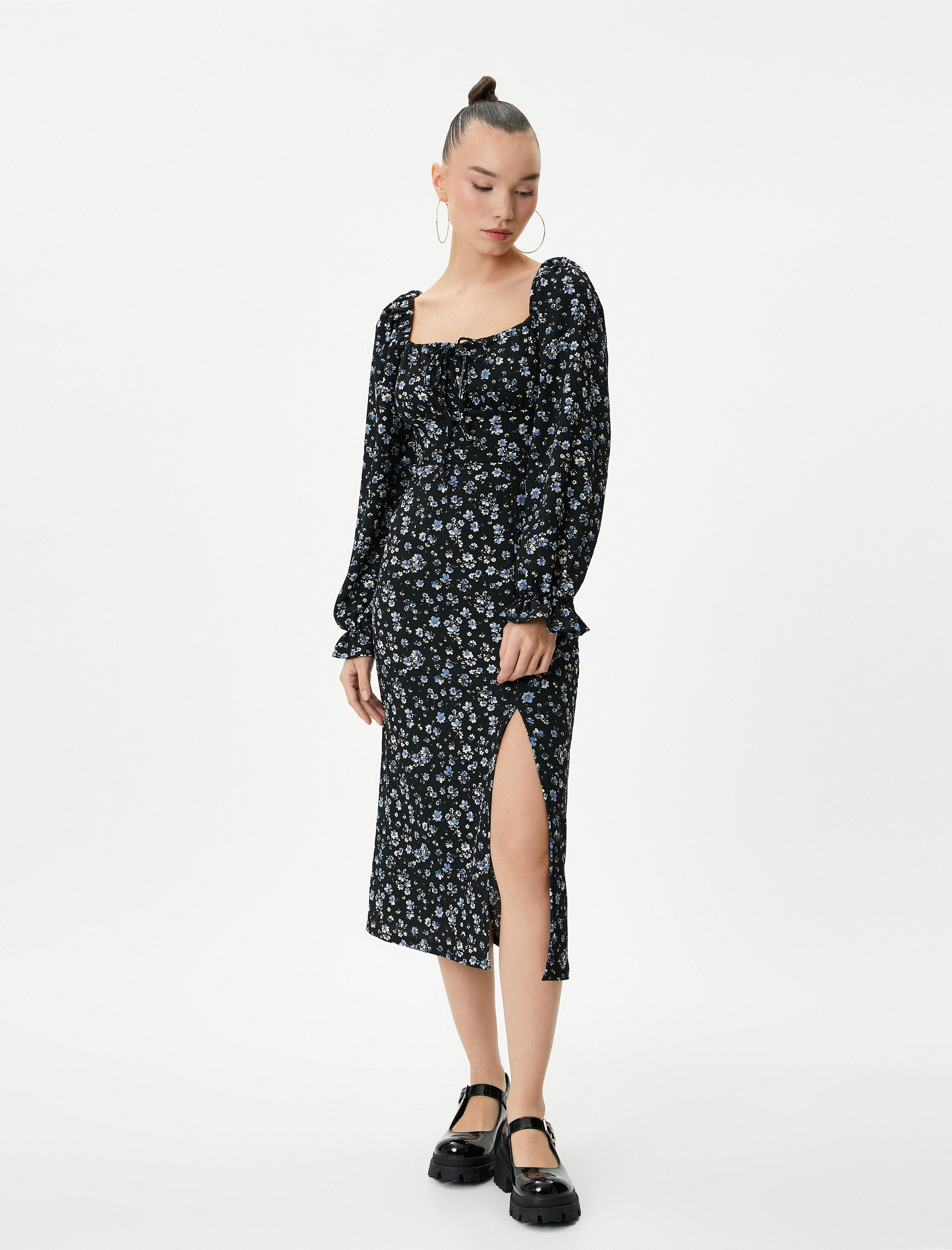   Midi Çiçekli Elbise Yırtmaç Detaylı Uzun Kollu Bağlama Detaylı Kare Yaka Bürümcük