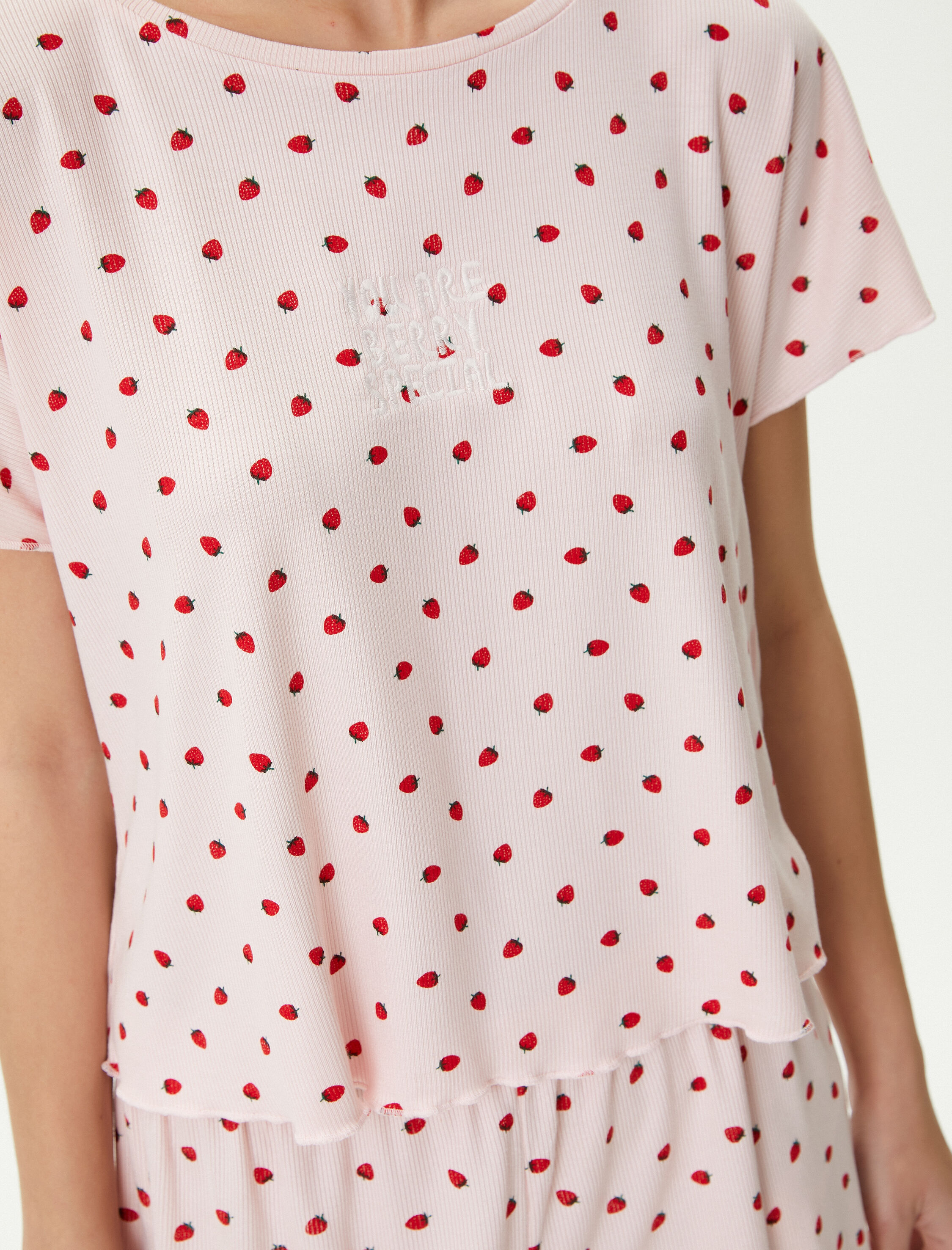   Şortlu Pijama Takımı Çilek Baskılı Kısa Kollu Bisiklet Yaka Viskon