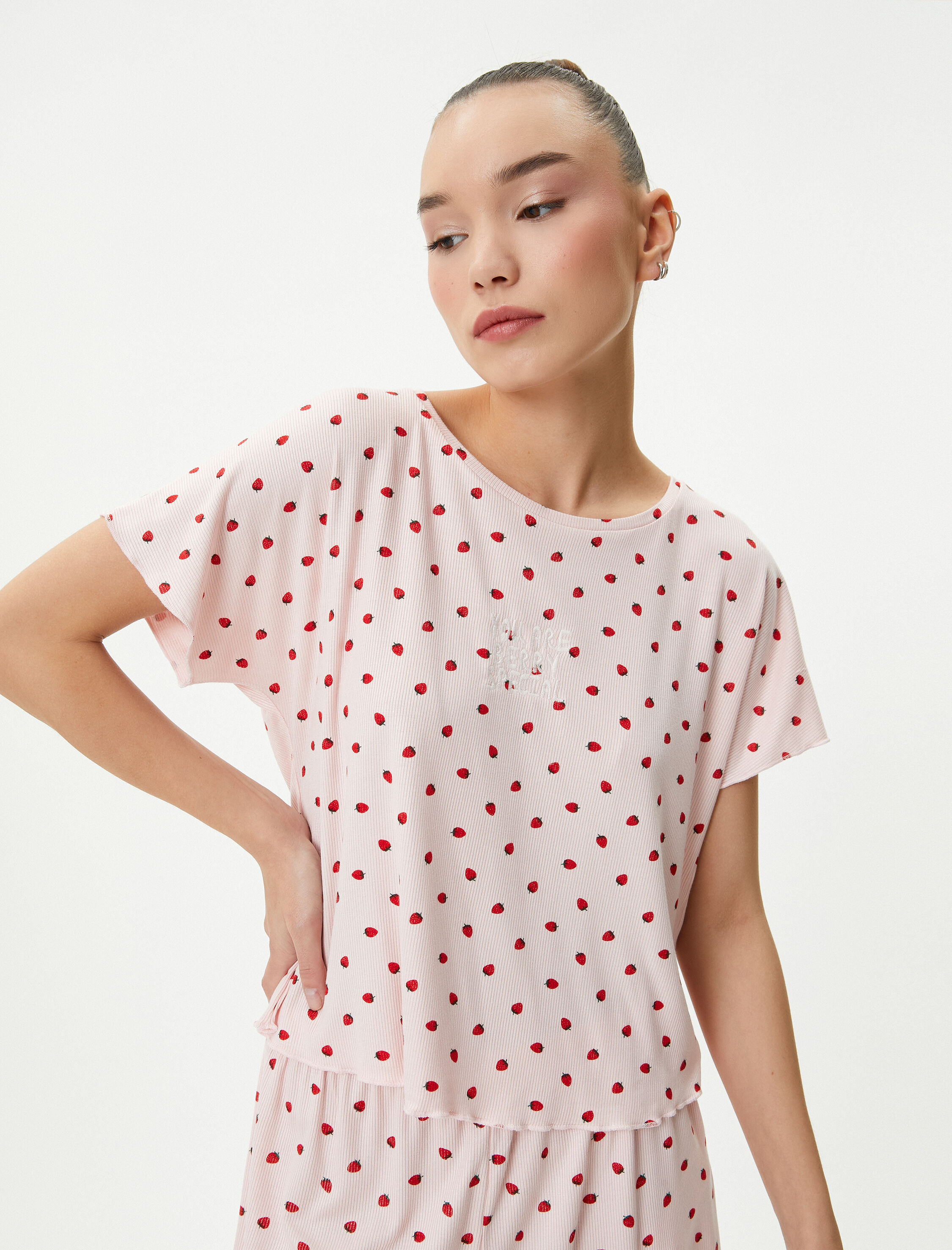   Şortlu Pijama Takımı Çilek Baskılı Kısa Kollu Bisiklet Yaka Viskon