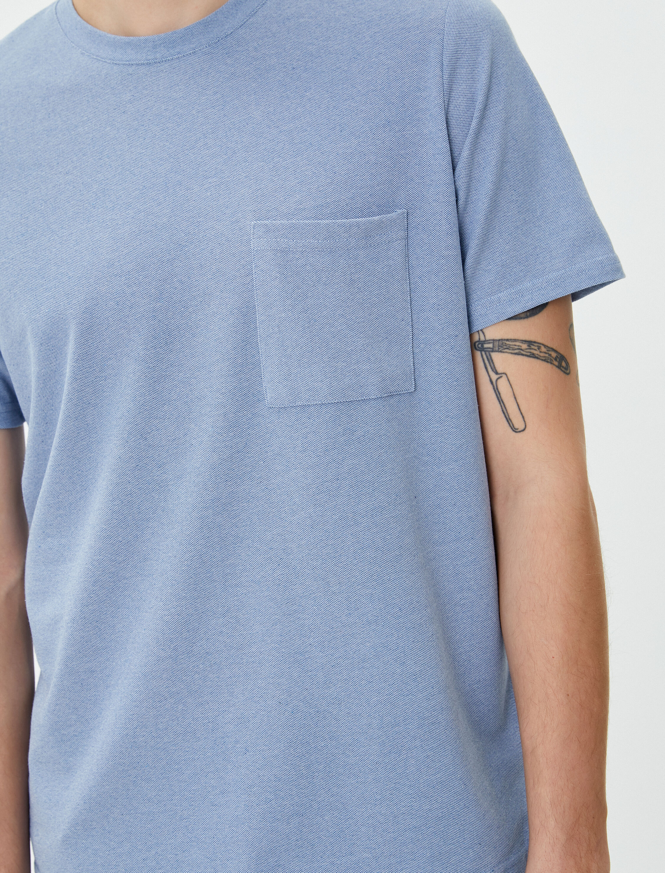   Bisiklet Yaka Tişört Cep Detaylı Kısa Kollu Dokulu