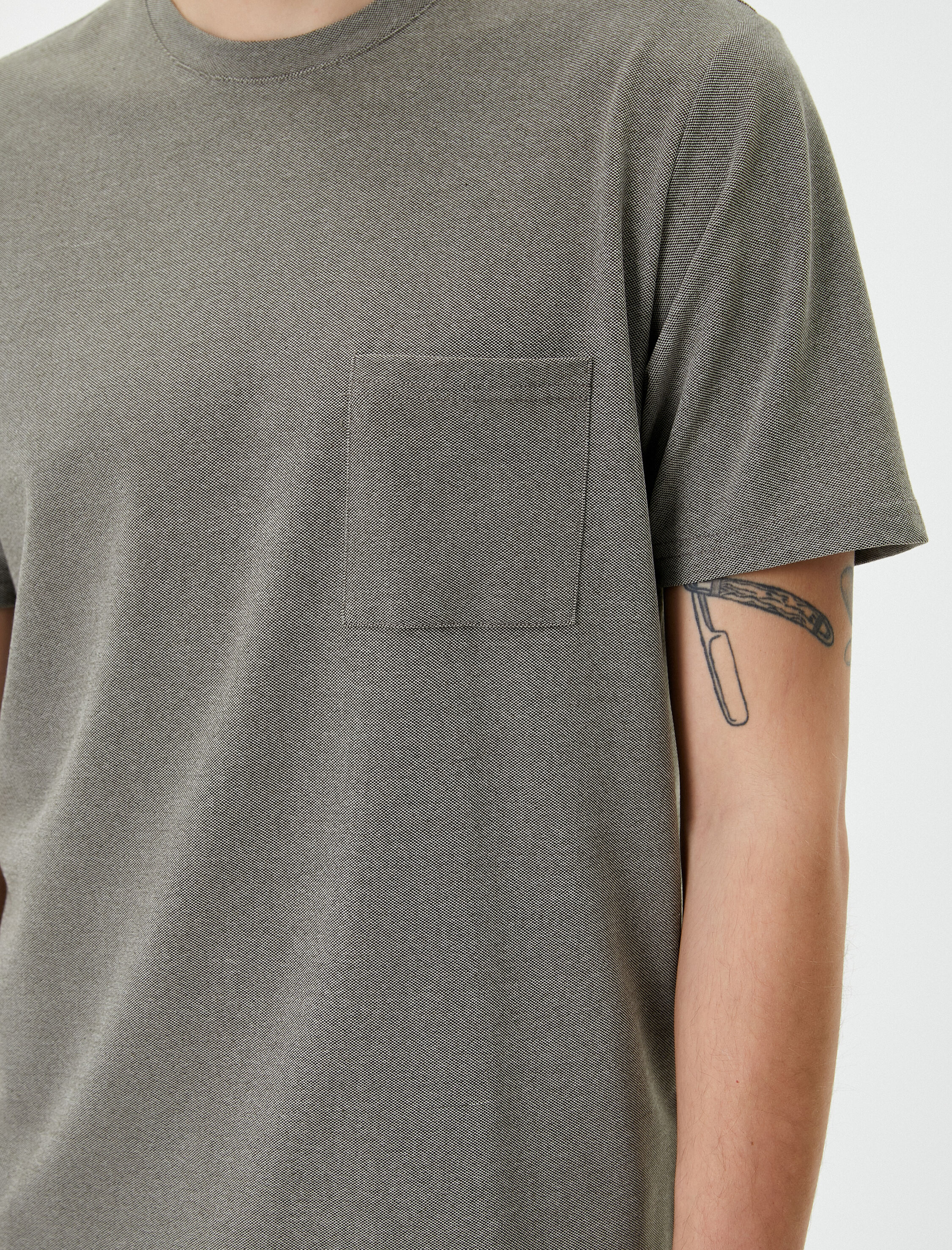   Bisiklet Yaka Tişört Cep Detaylı Kısa Kollu Dokulu