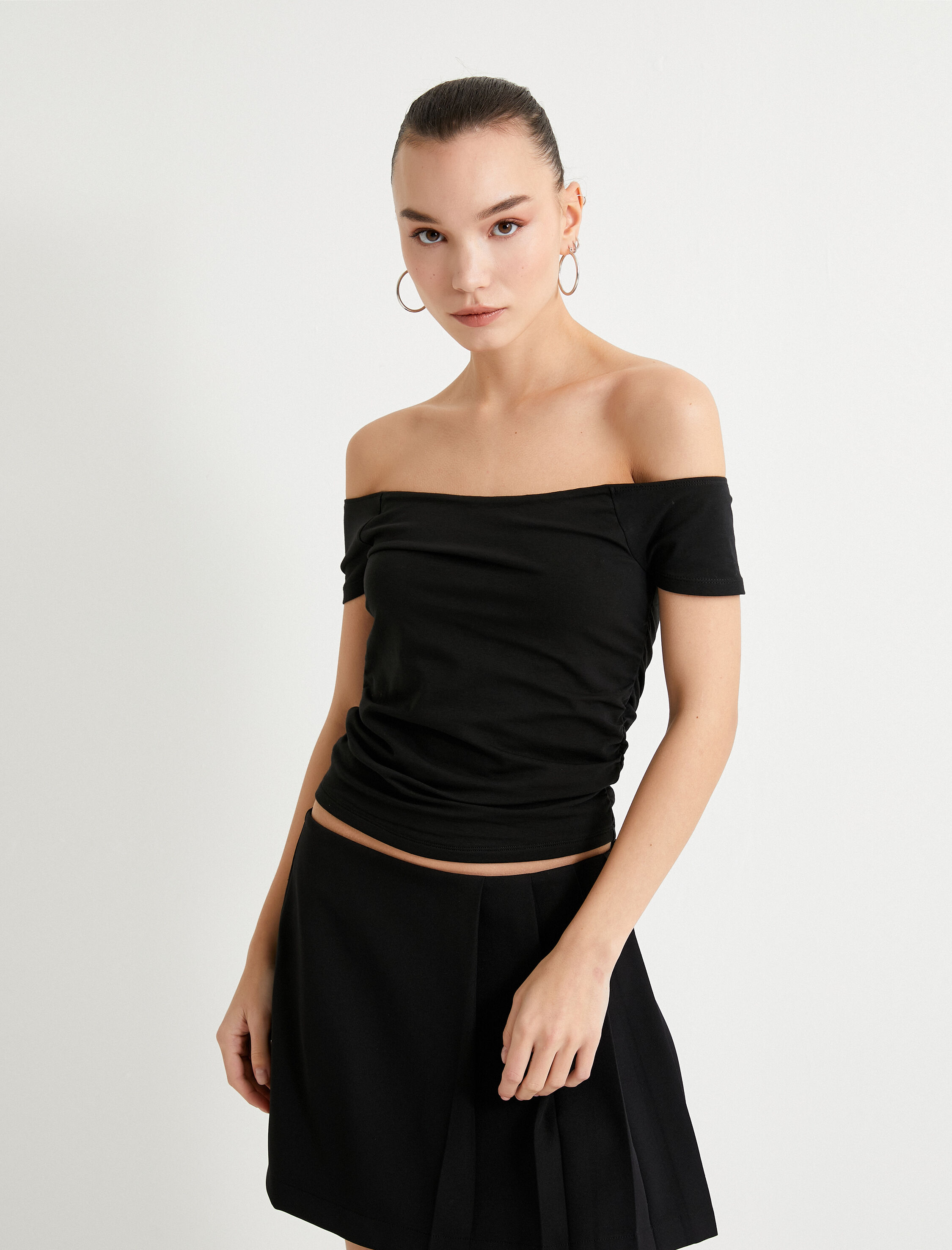   Madonna Yaka Omzu Açık Tişört Drape Detaylı Kısa Kollu Pamuklu