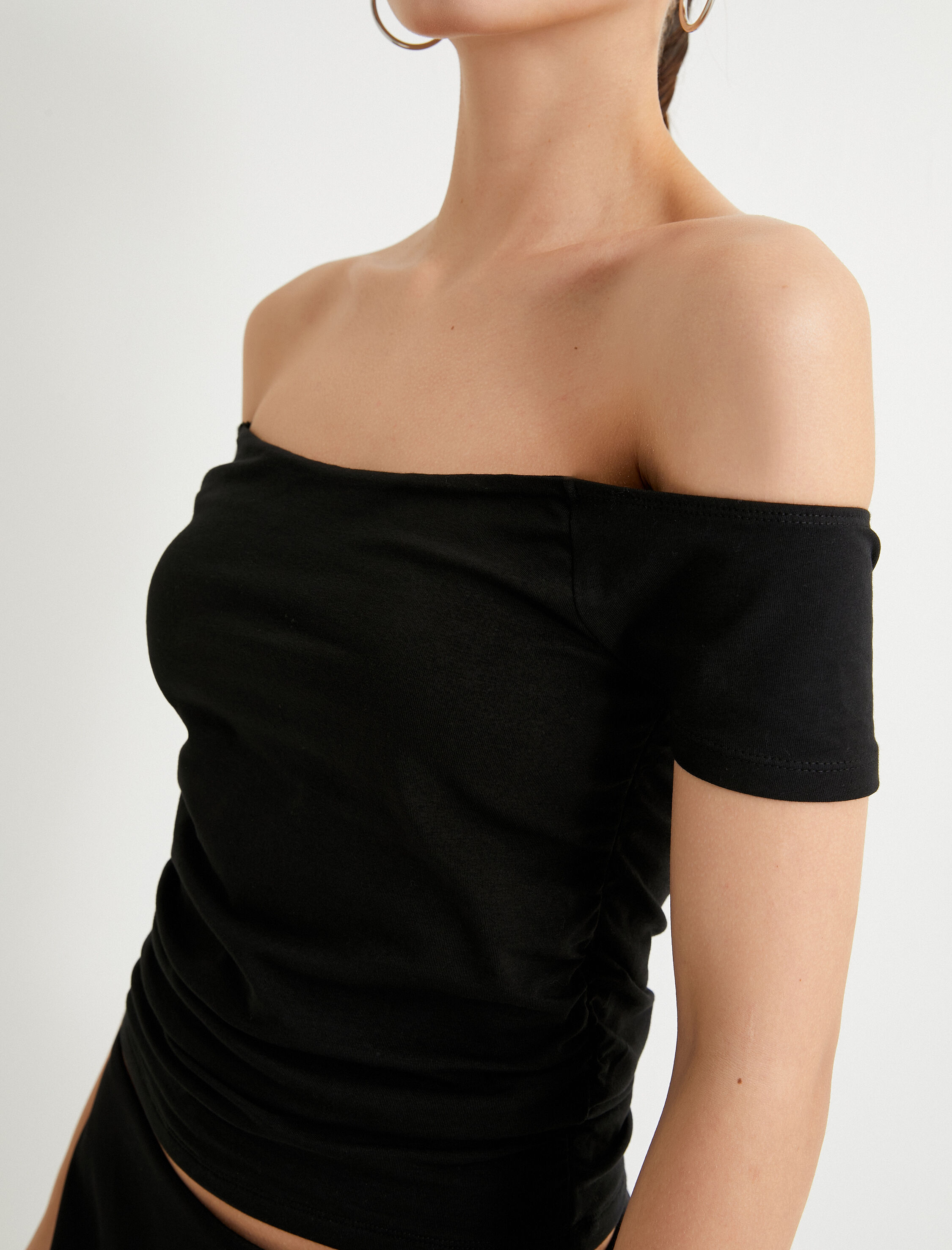   Madonna Yaka Omzu Açık Tişört Drape Detaylı Kısa Kollu Pamuklu