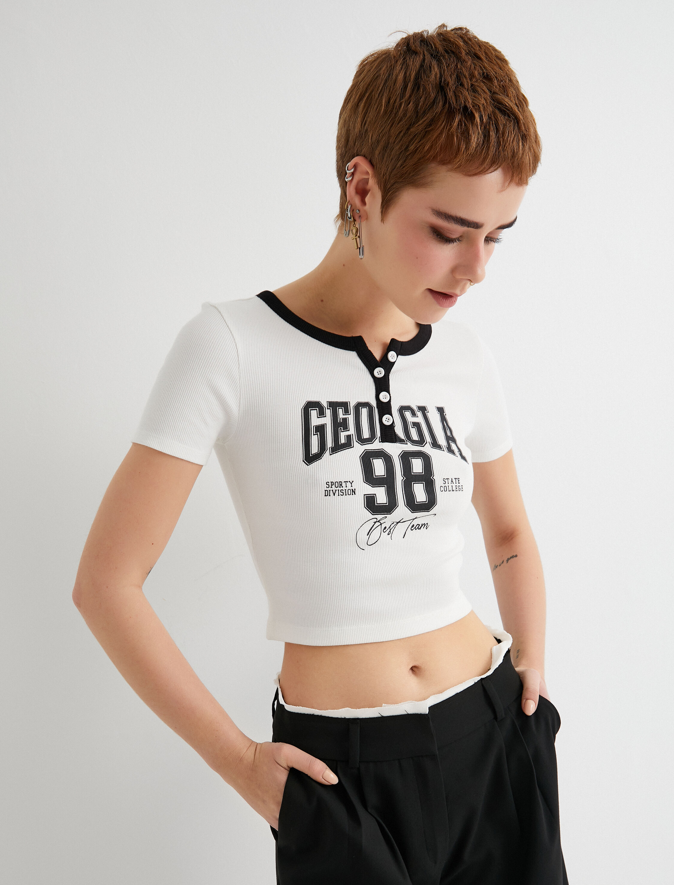   Crop Tişört Baskılı V Yaka Düğmeli Kısa Kollu Biyeli Pamuklu