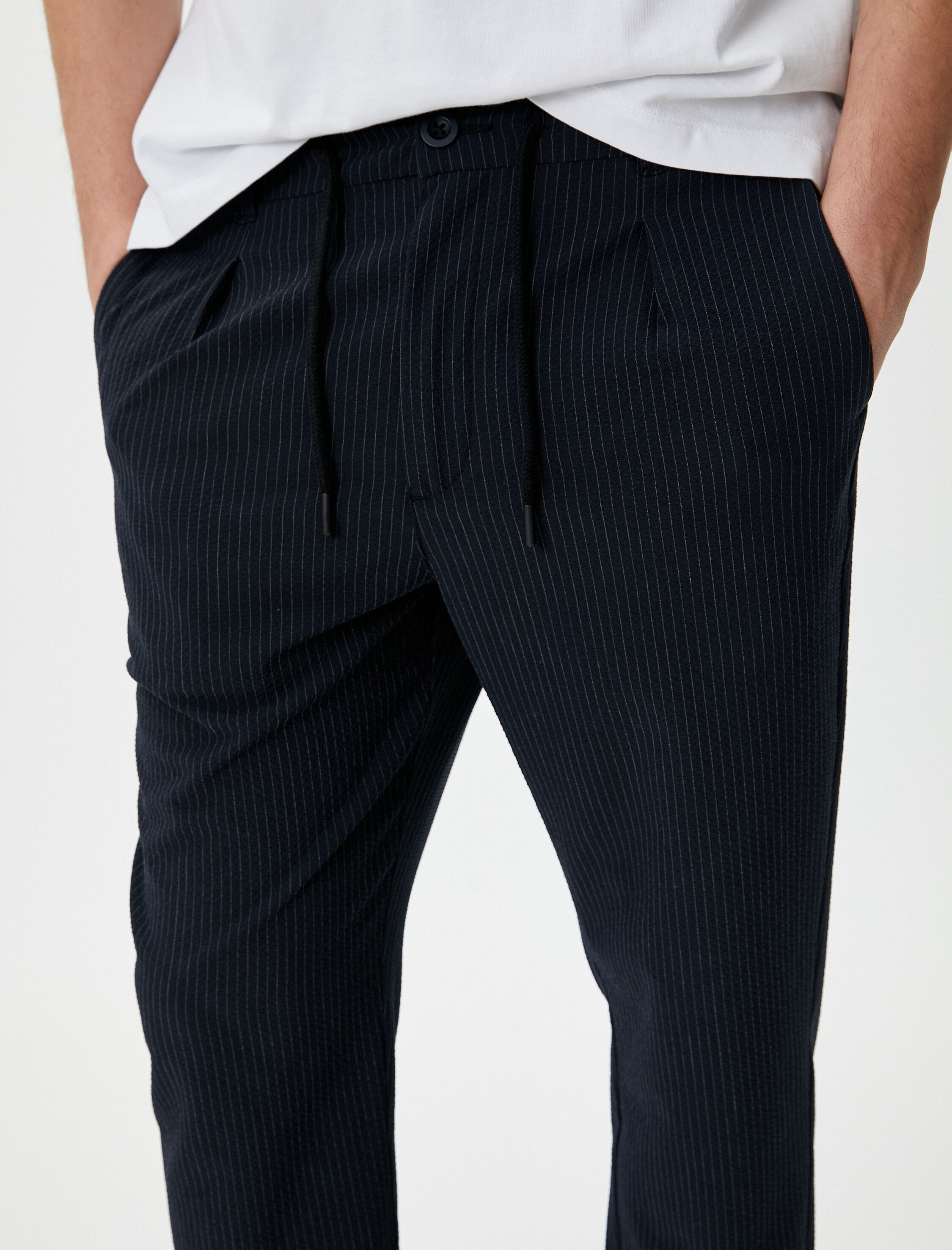   Kumaş Pantolon Beli Bağcıklı Dar Kesim Cep Detaylı