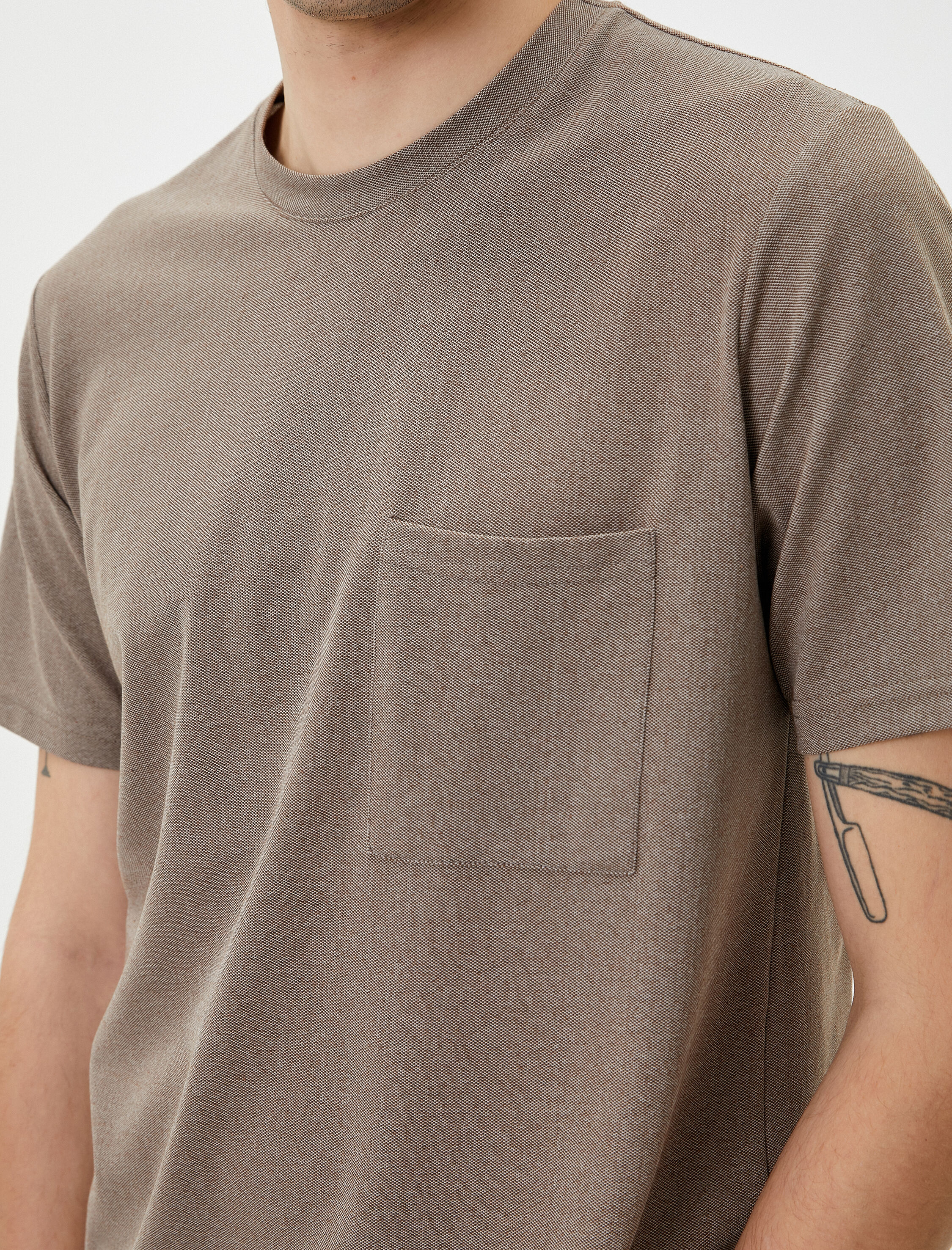   Bisiklet Yaka Tişört Cep Detaylı Kısa Kollu Dokulu