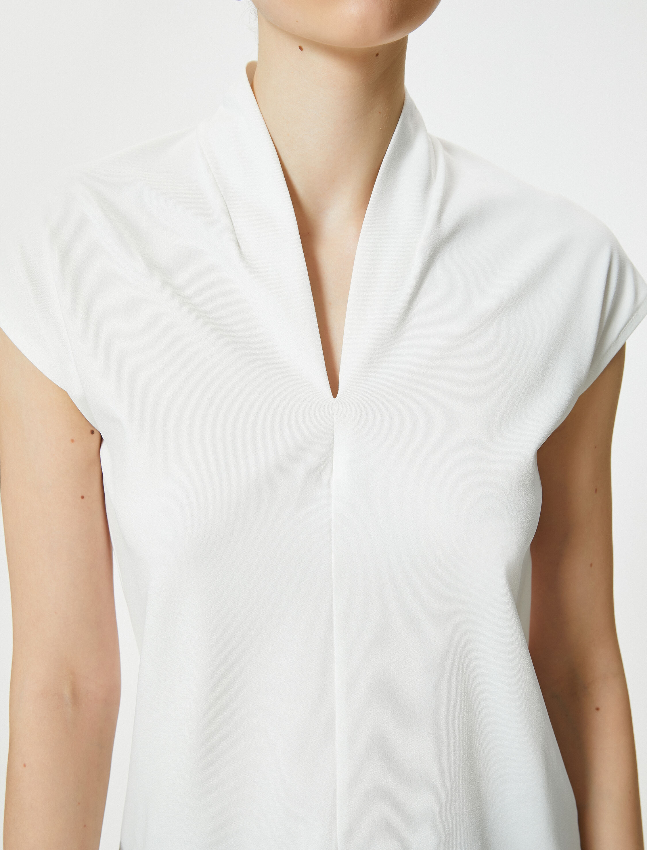   Kısa Kollu Bluz Dik V Yaka Standart Kesim