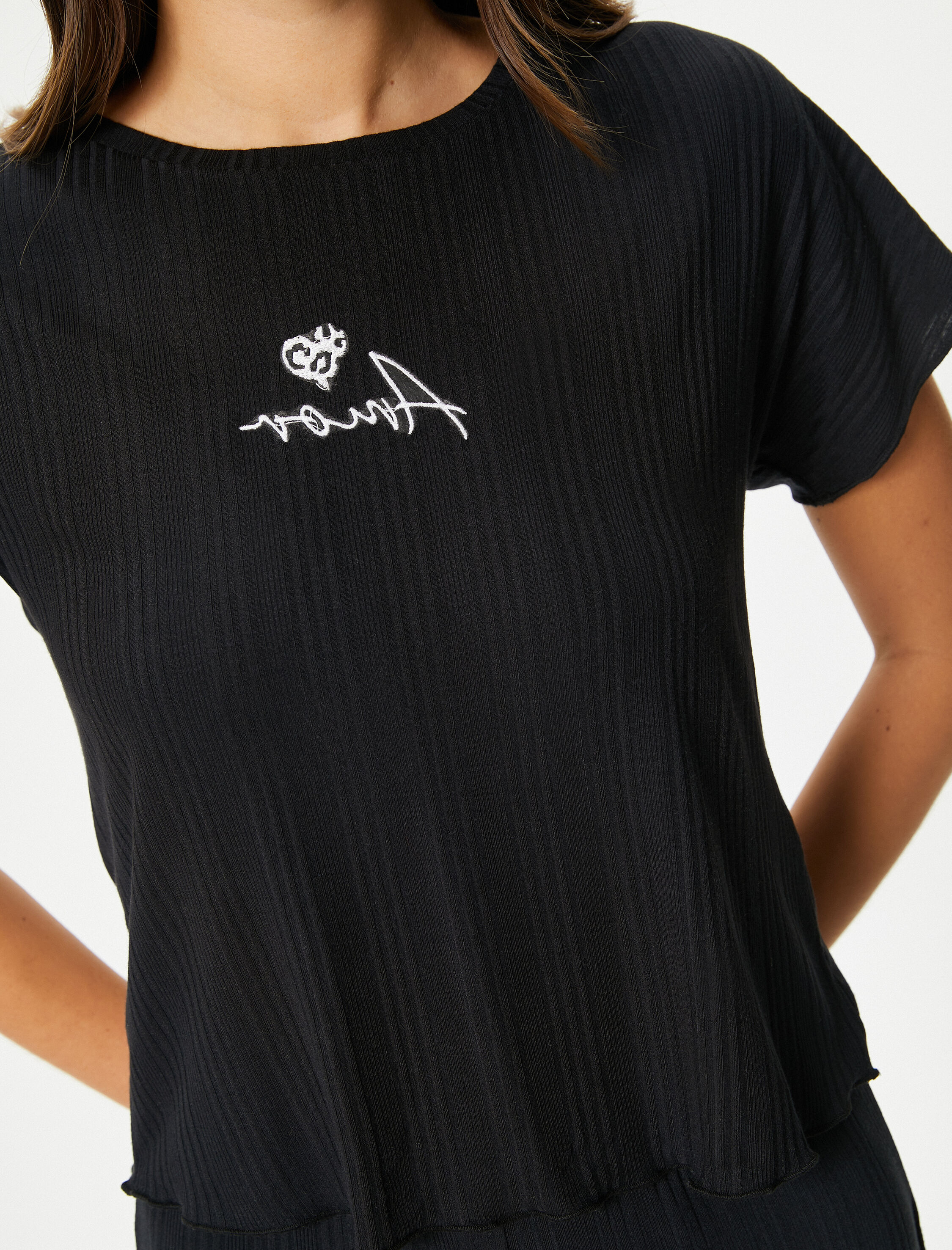 Pijama Üstü Kısa Kollu Bisiklet Yaka Nakışlı