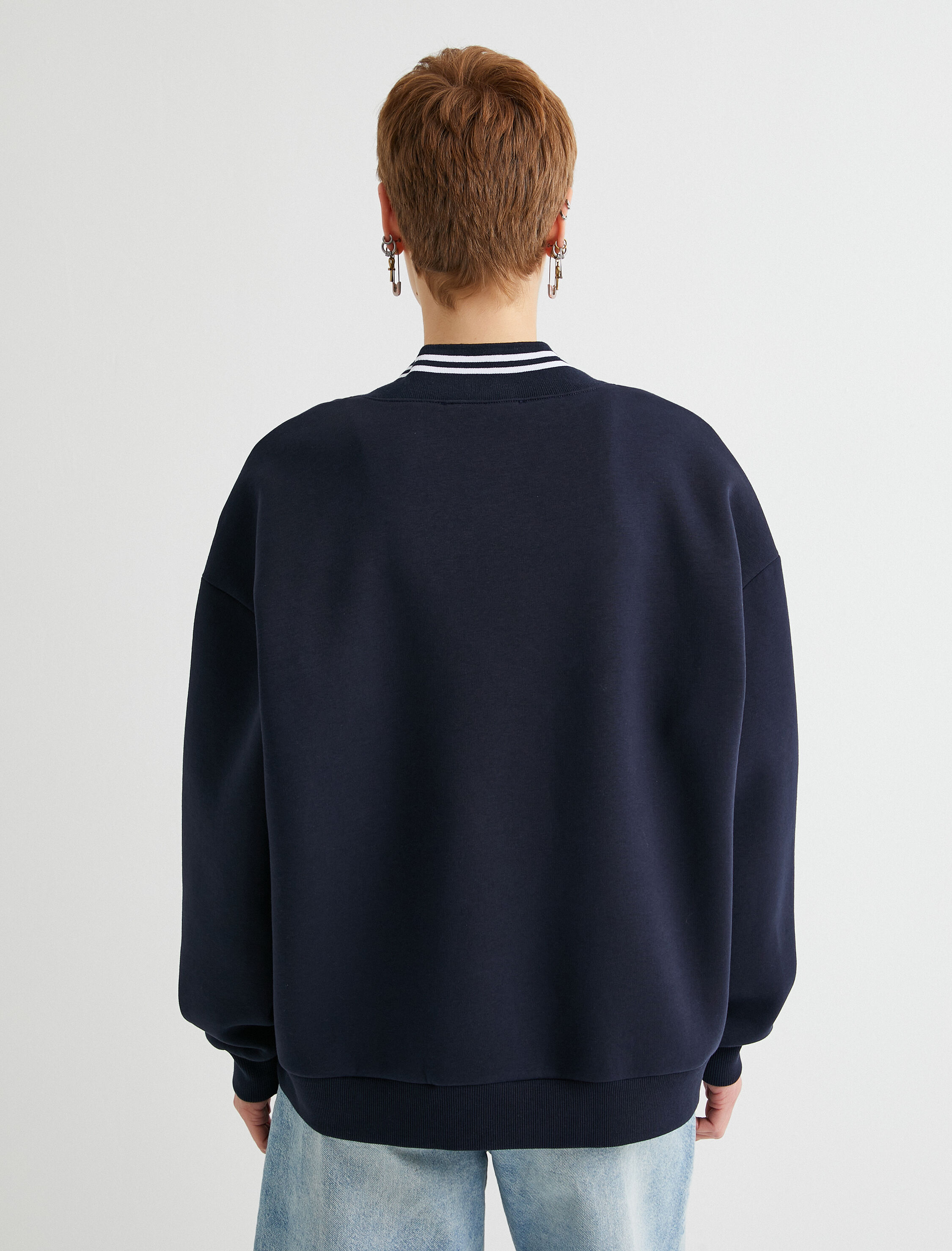   V Yaka Oversize Sweatshirt Kolej Temalı Baskılı