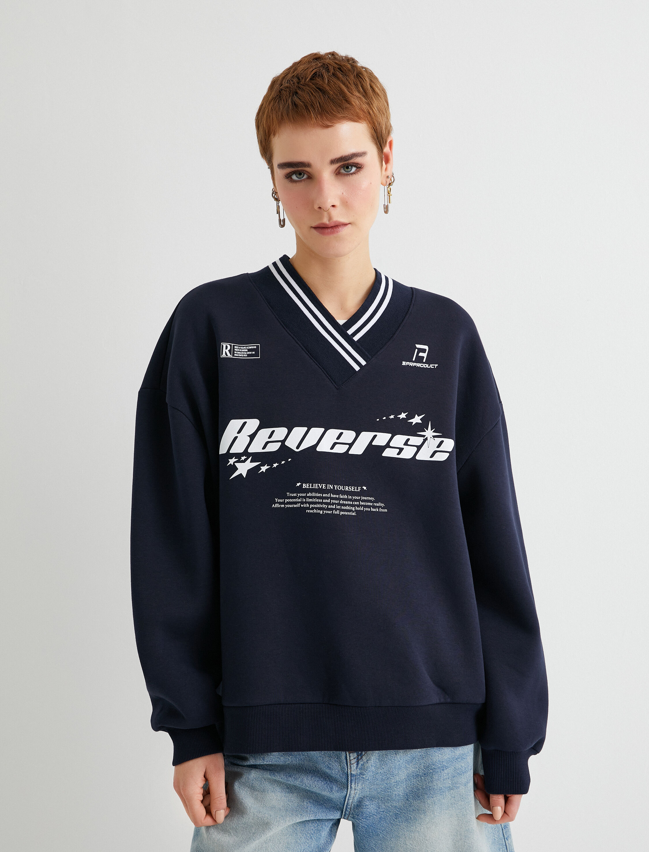   V Yaka Oversize Sweatshirt Kolej Temalı Baskılı