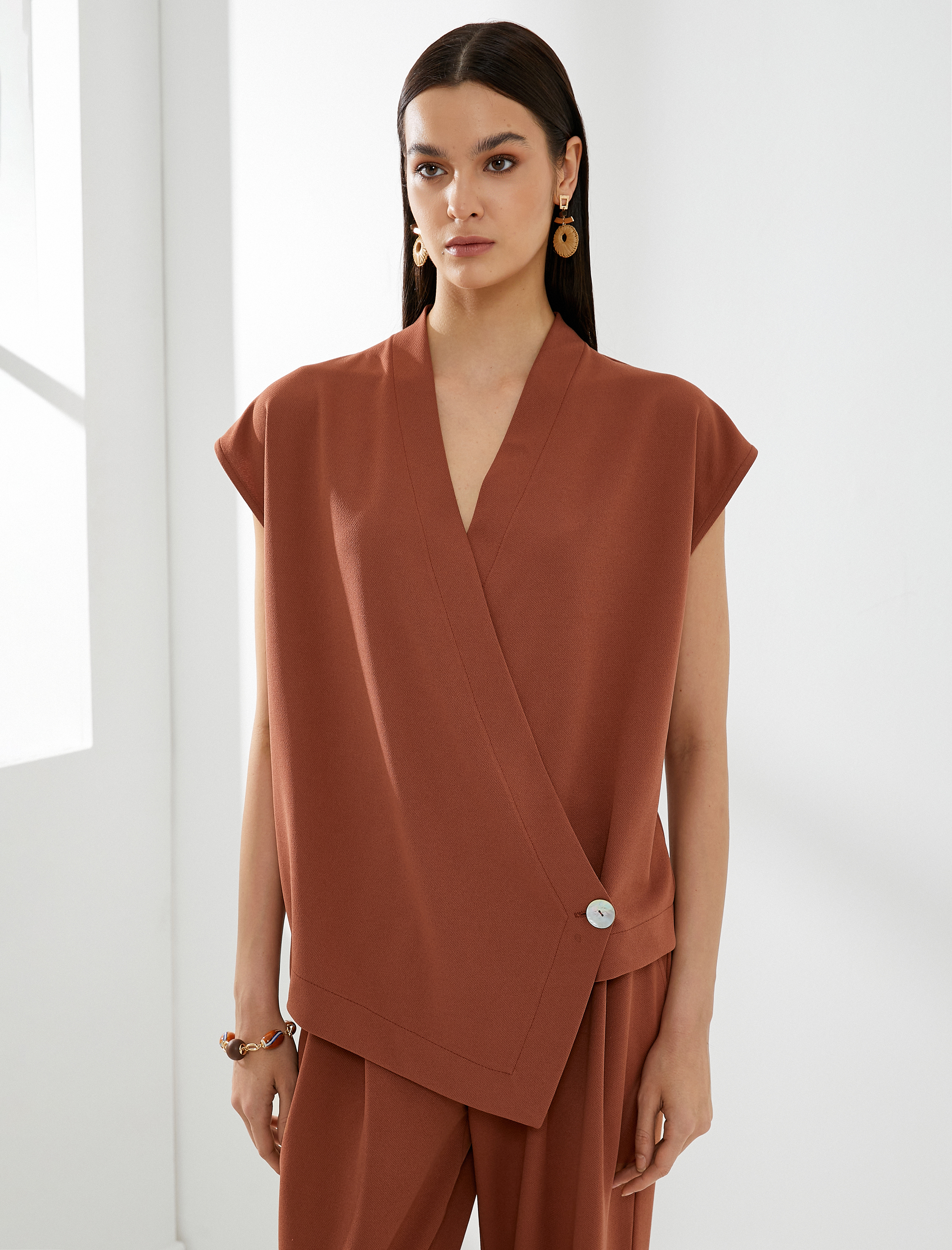   Kısa Kollu Bluz Anvelop Kapama Düğme Detaylı V Yaka