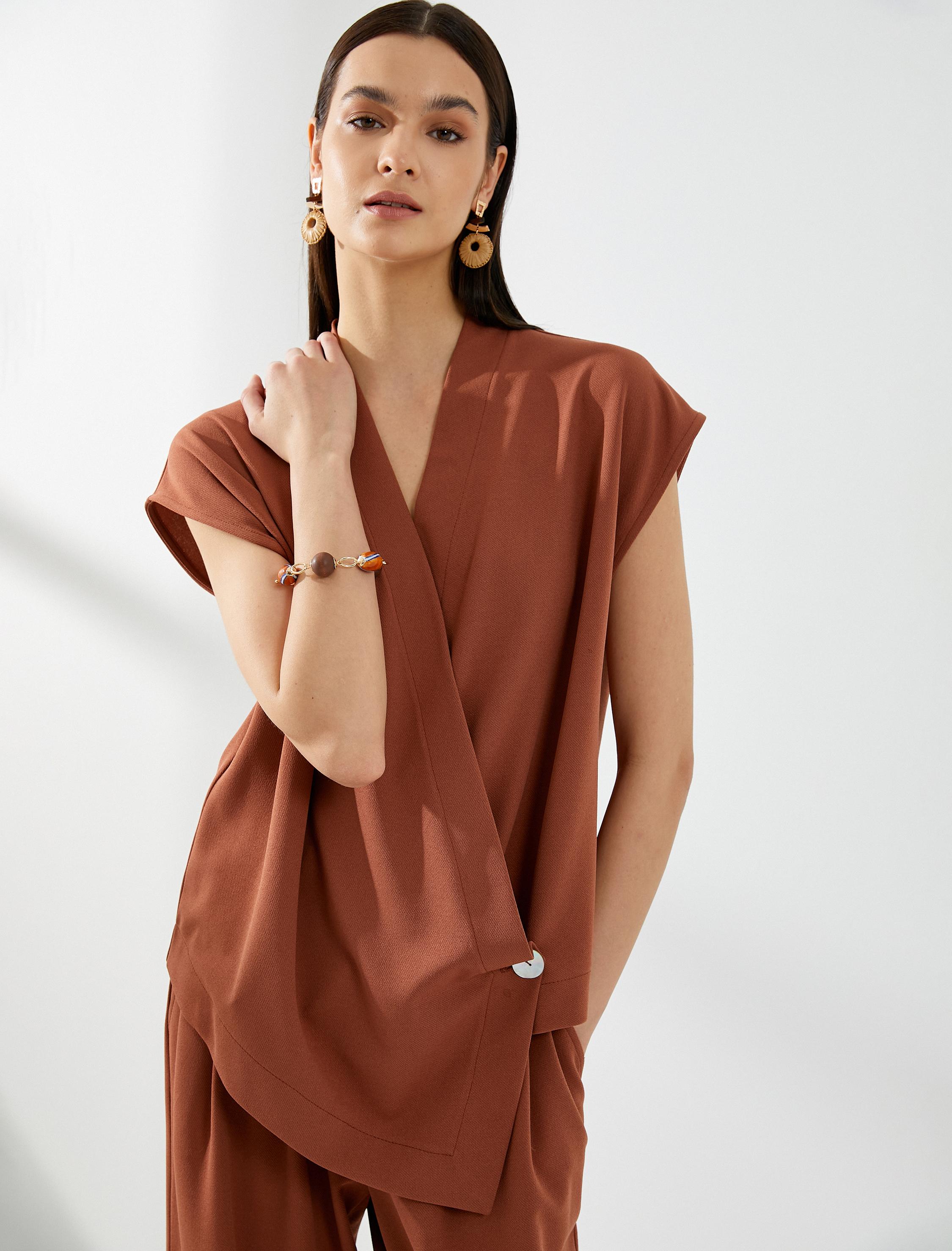   Kısa Kollu Bluz Anvelop Kapama Düğme Detaylı V Yaka