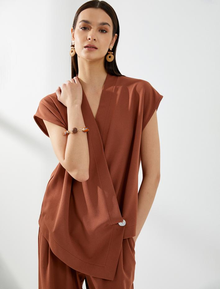  Kısa Kollu Bluz Anvelop Kapama Düğme Detaylı V Yaka