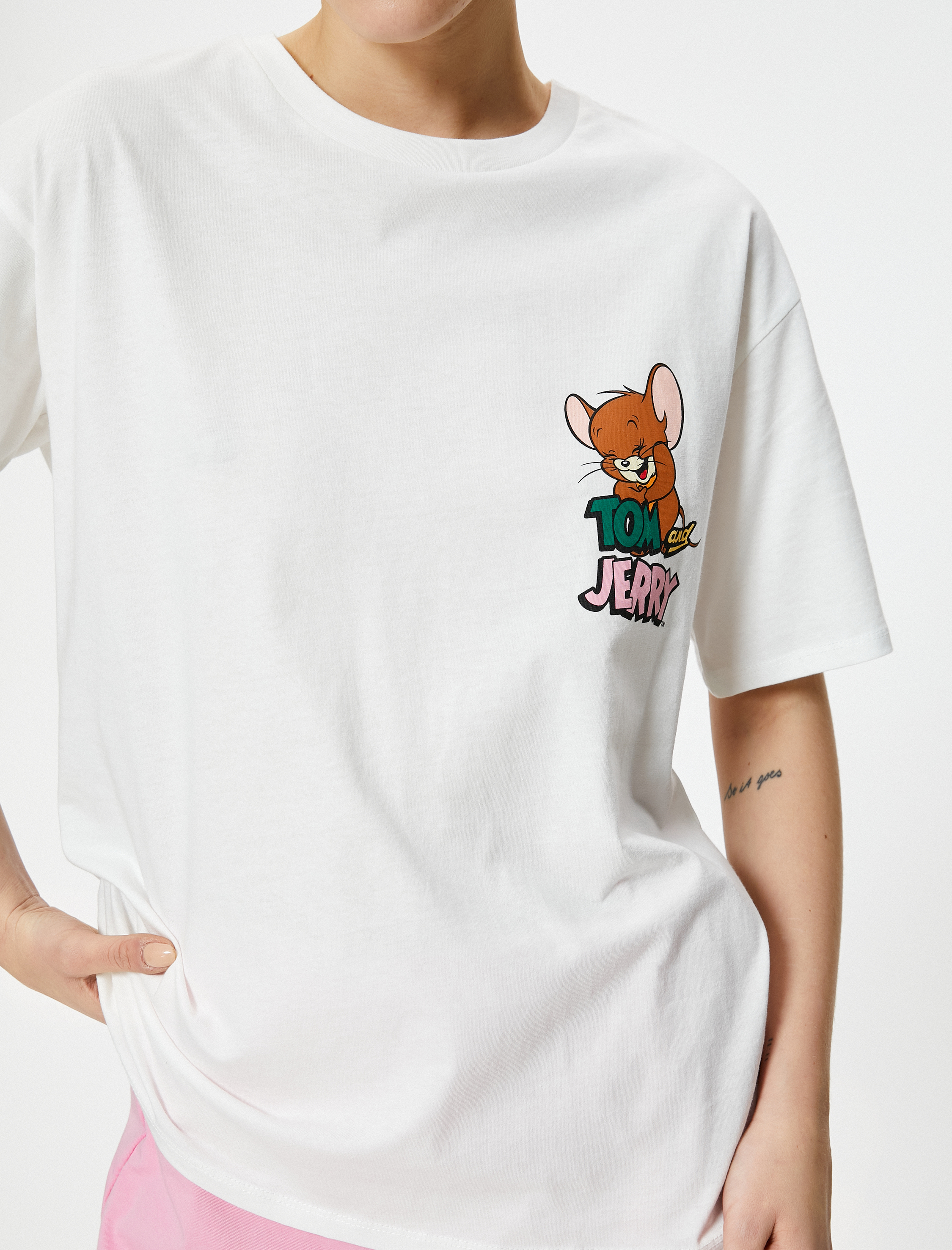   Tom ve Jerry Tişört Lisanslı Arkası Baskılı Kısa Kollu Bisiklet Yaka Pamuklu