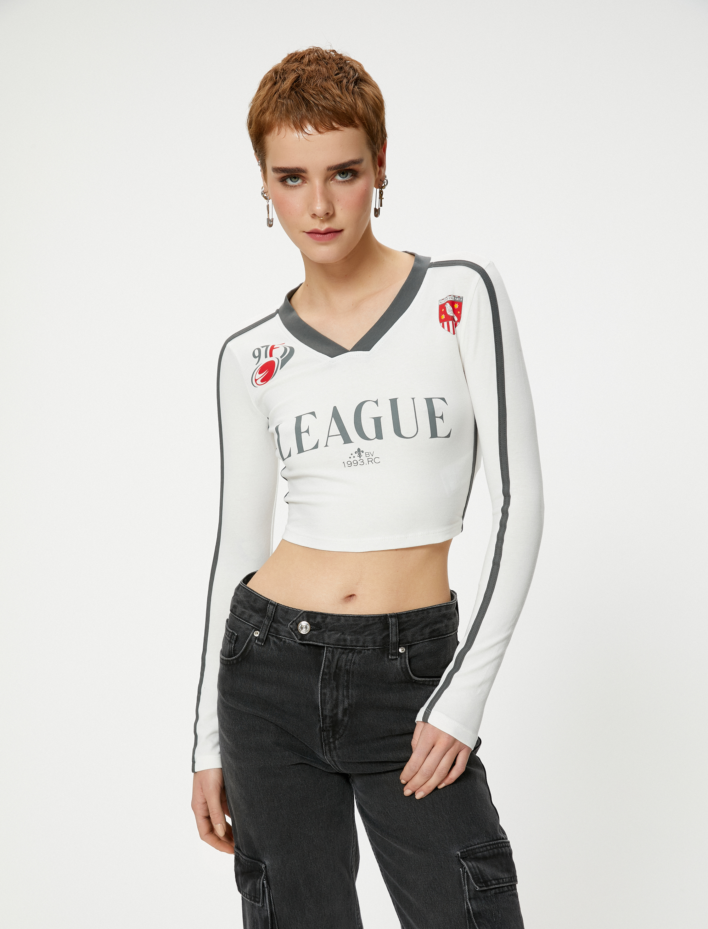 V Yaka Crop Tişört Uzun Kollu Renk Kontrastlı Baskılı Pamuklu