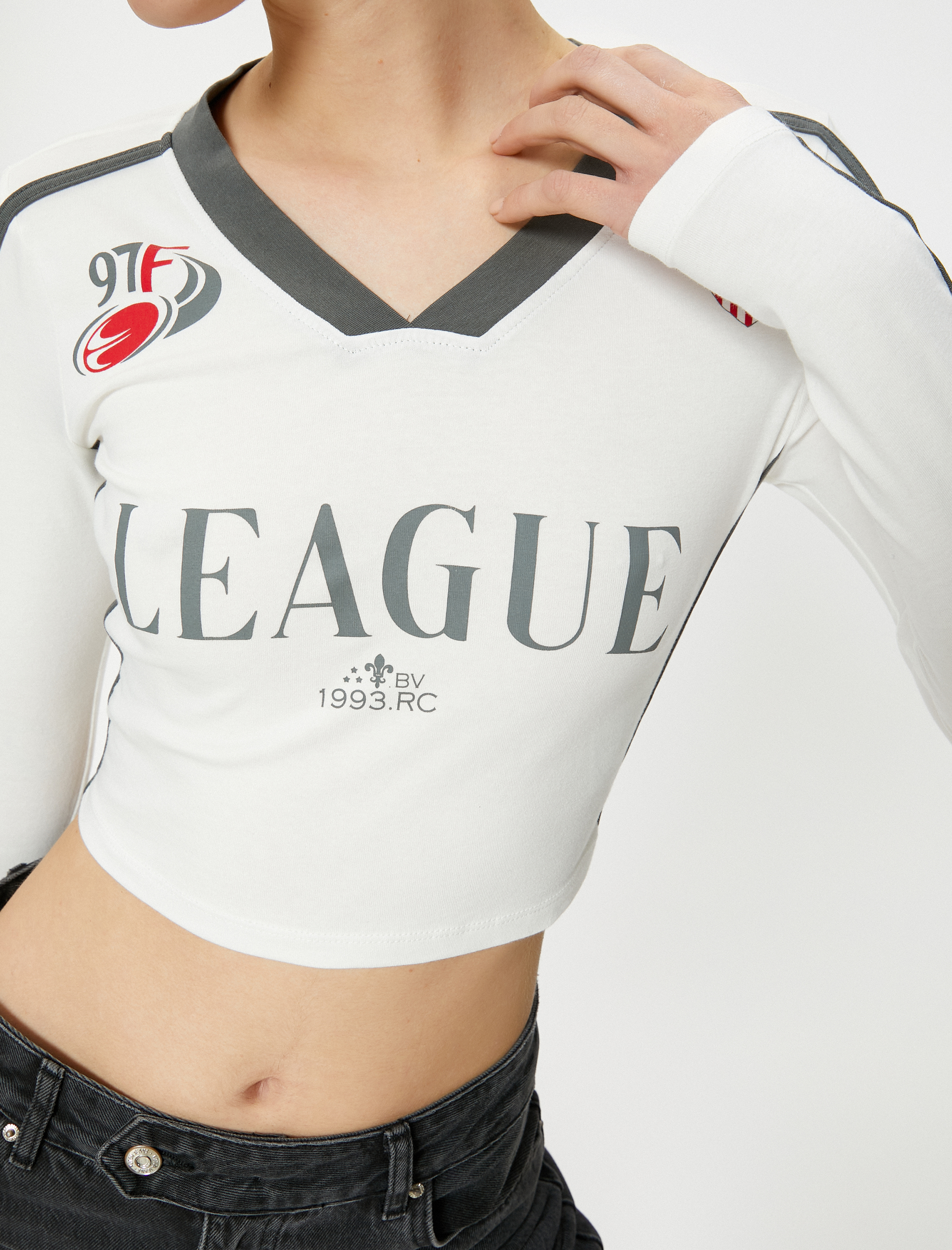 V Yaka Crop Tişört Uzun Kollu Renk Kontrastlı Baskılı Pamuklu