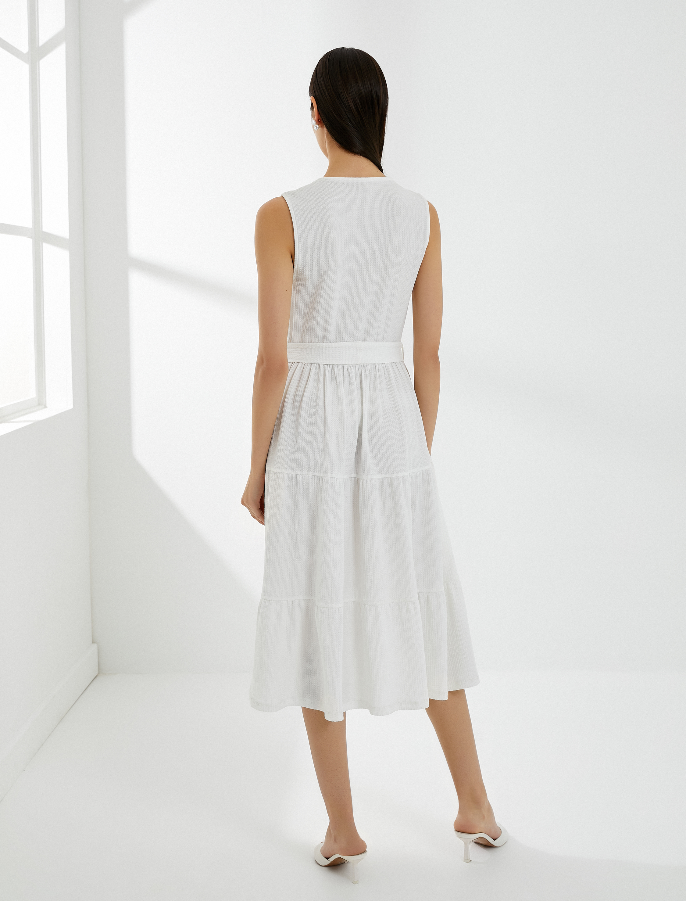 Midi Elbise Yakası Dantelli Kolsuz Beli Kuşaklı