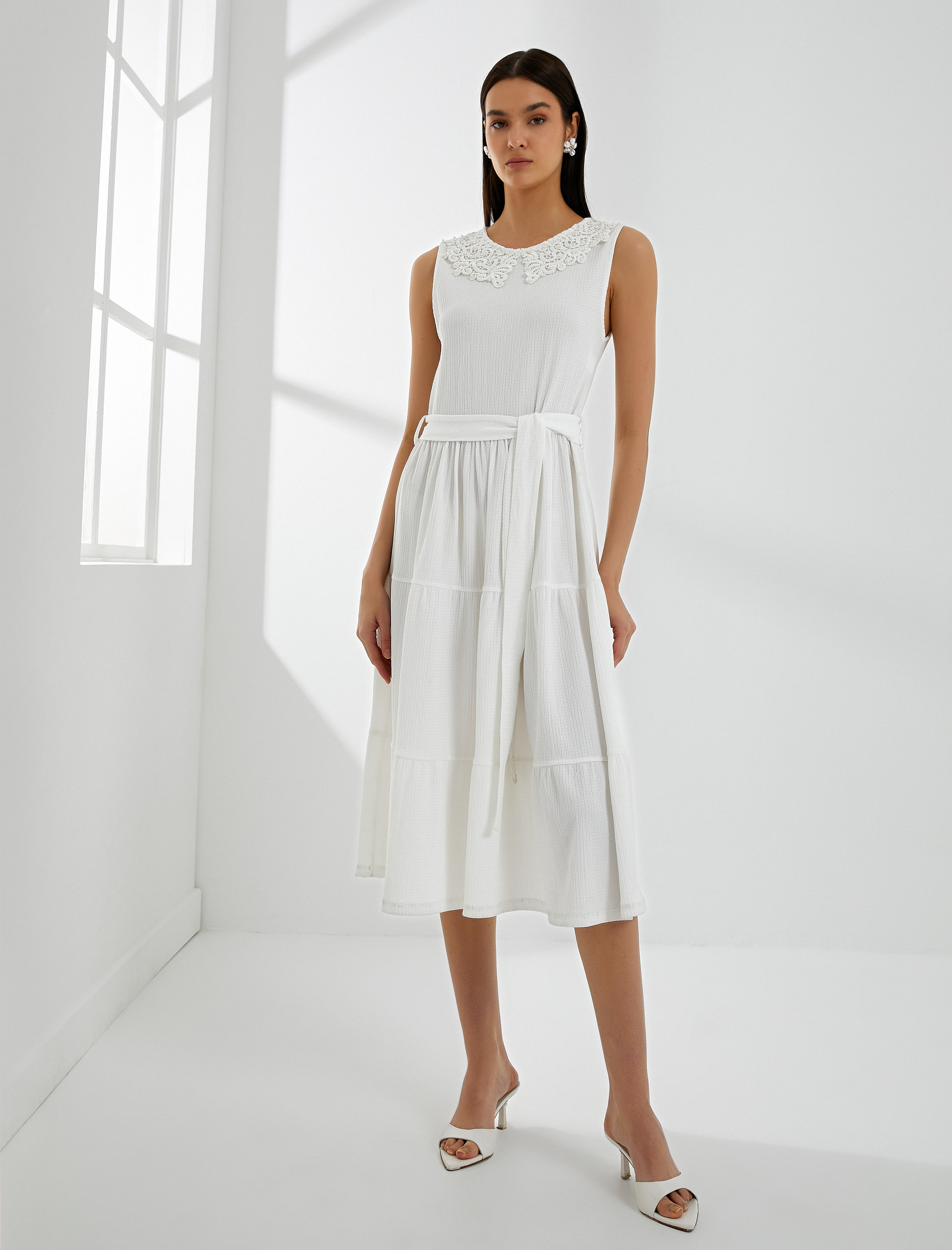 Midi Elbise Yakası Dantelli Kolsuz Beli Kuşaklı