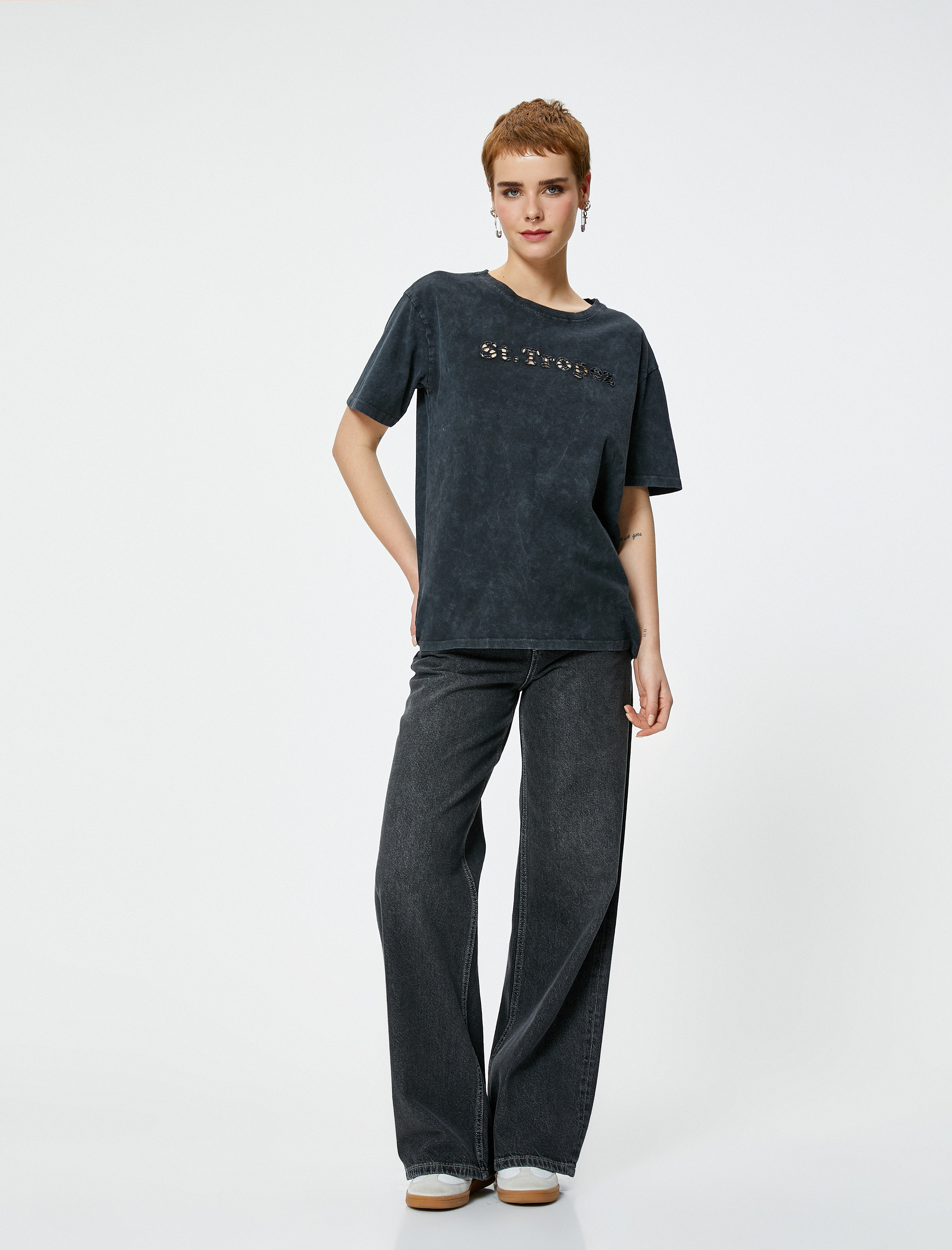   St. Tropez Tişört Pencere Detaylı Soluk Efektli Kısa Kollu Bisiklet Yaka Pamuklu