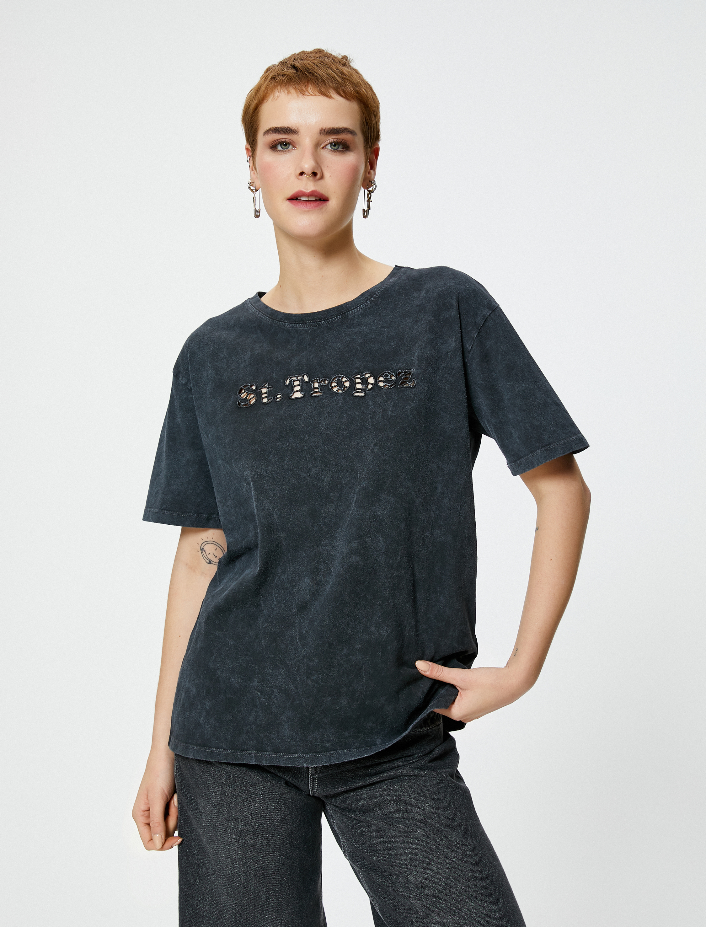   St. Tropez Tişört Pencere Detaylı Soluk Efektli Kısa Kollu Bisiklet Yaka Pamuklu