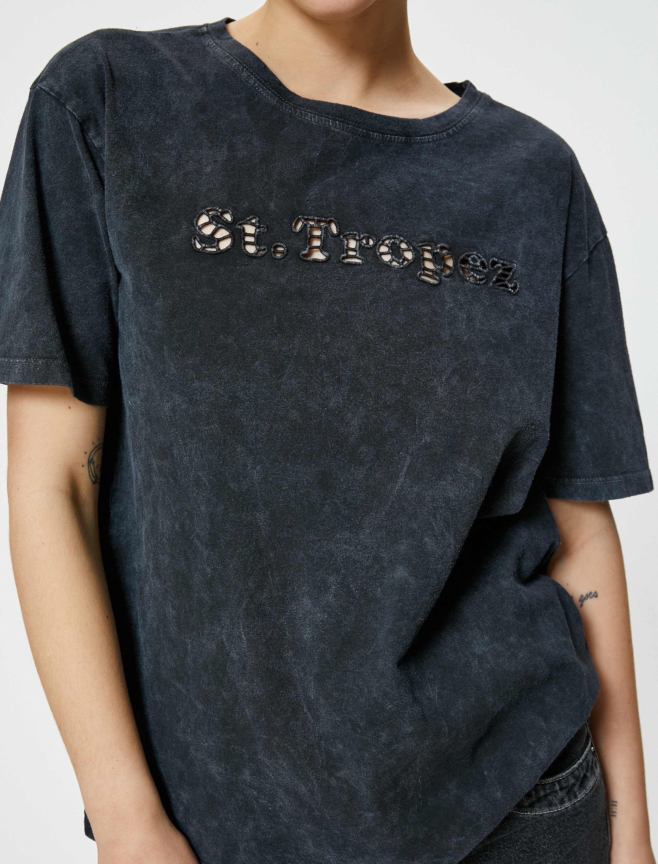   St. Tropez Tişört Pencere Detaylı Soluk Efektli Kısa Kollu Bisiklet Yaka Pamuklu