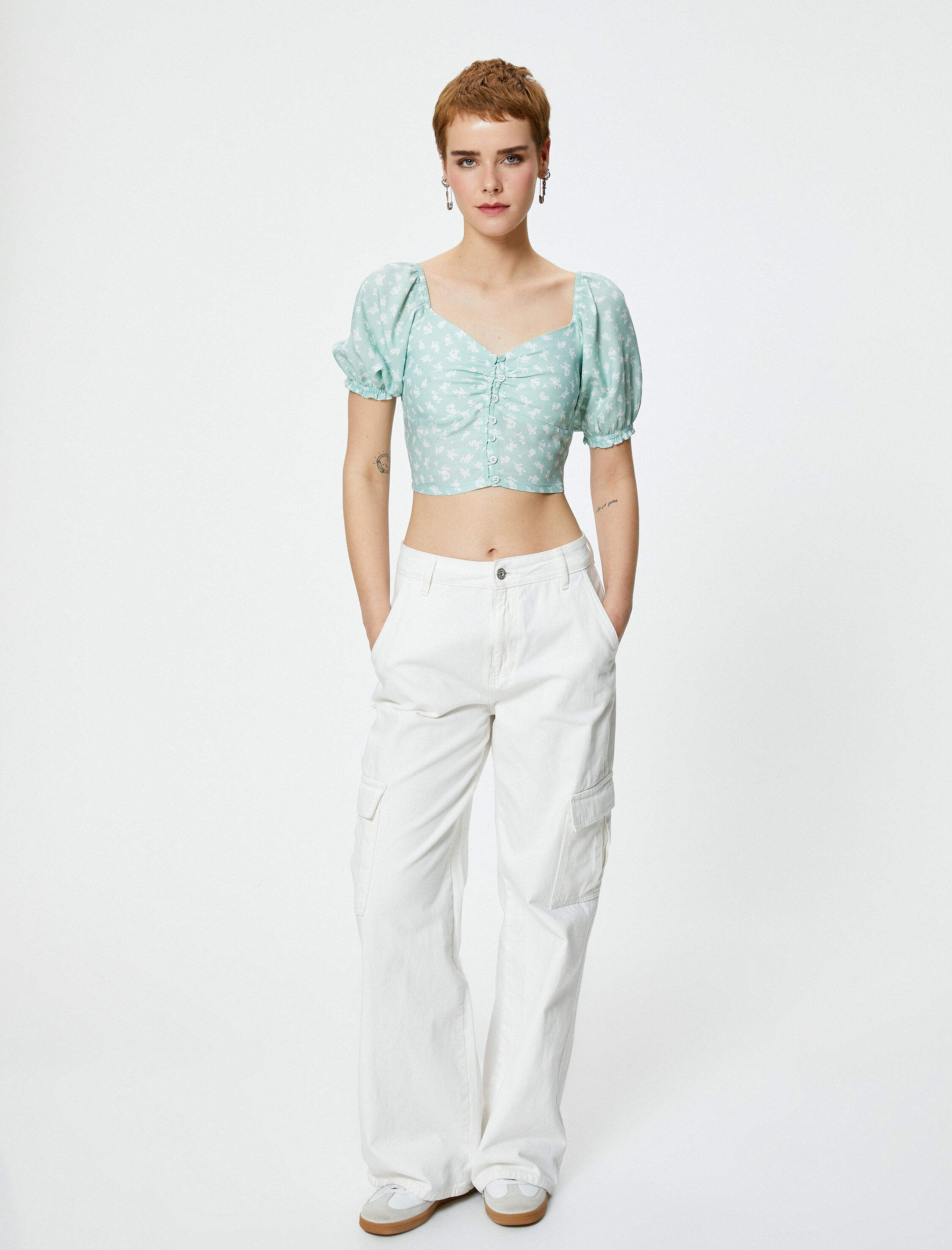   Balon Kol Crop Bluz Çiçekli Düğmeli V Yaka Viskoz Kumaş