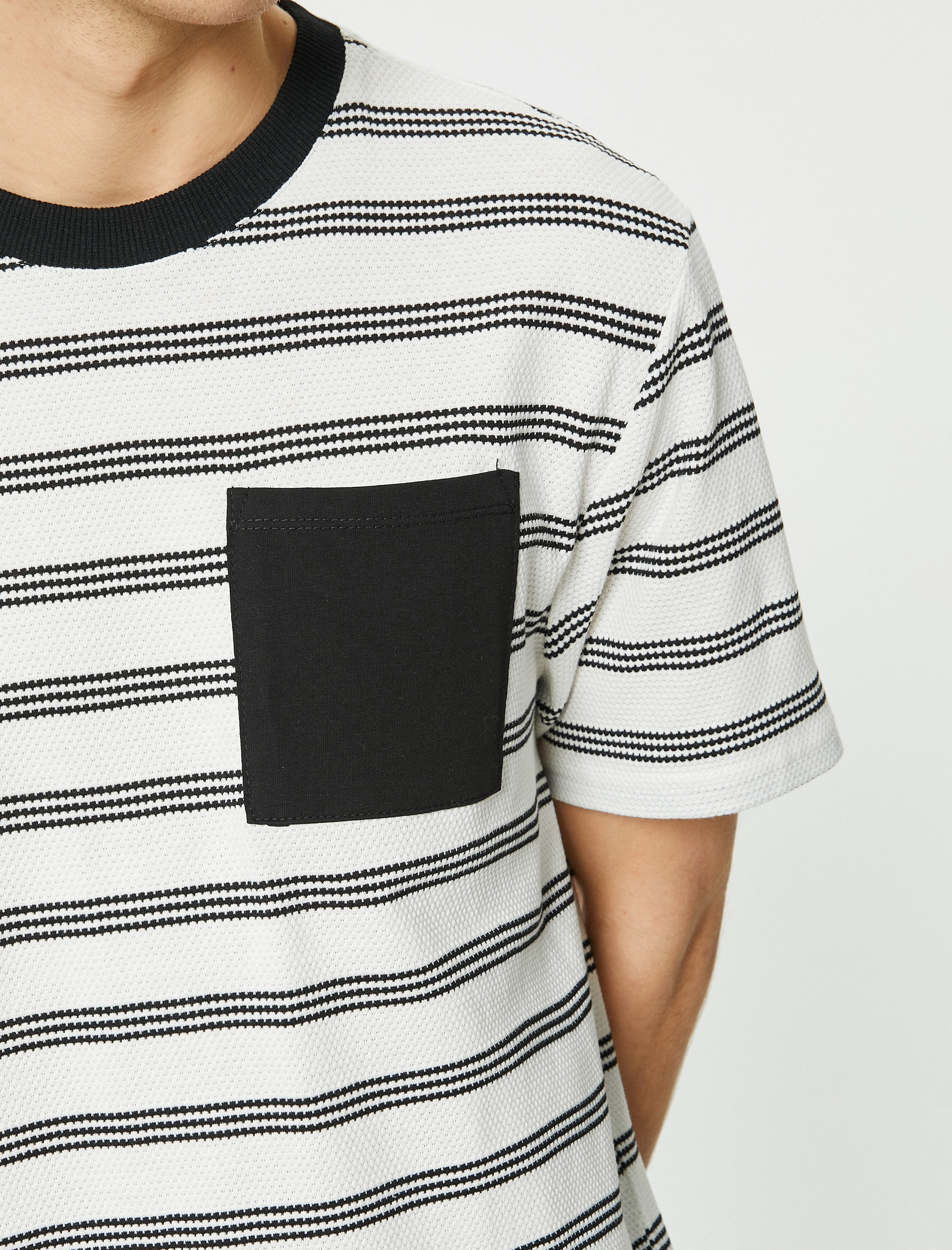   Cep Detaylı Tişört Bisiklet Yaka Kısa Kollu