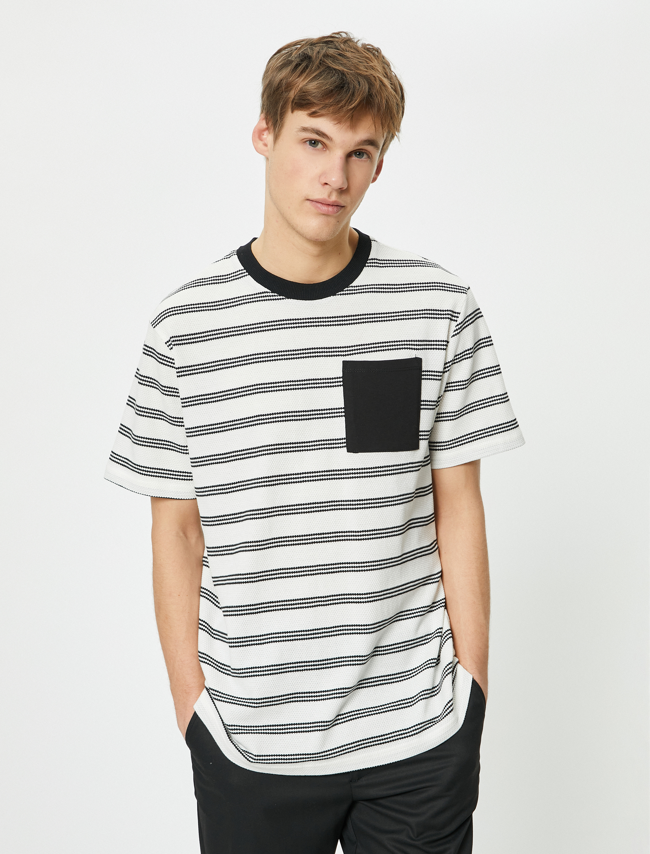   Cep Detaylı Tişört Bisiklet Yaka Kısa Kollu