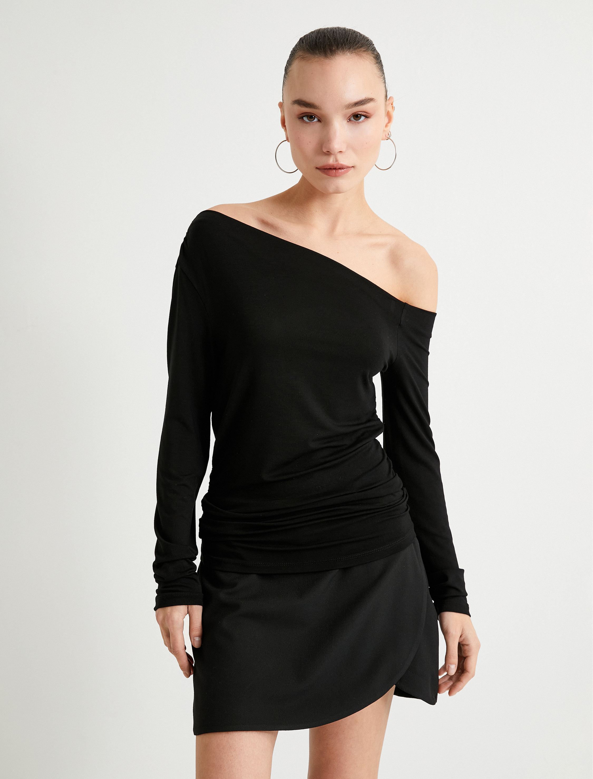   Omzu Açık Tişört Asimetrik Yaka Uzun Kollu Drapeli Viskoz Kumaş