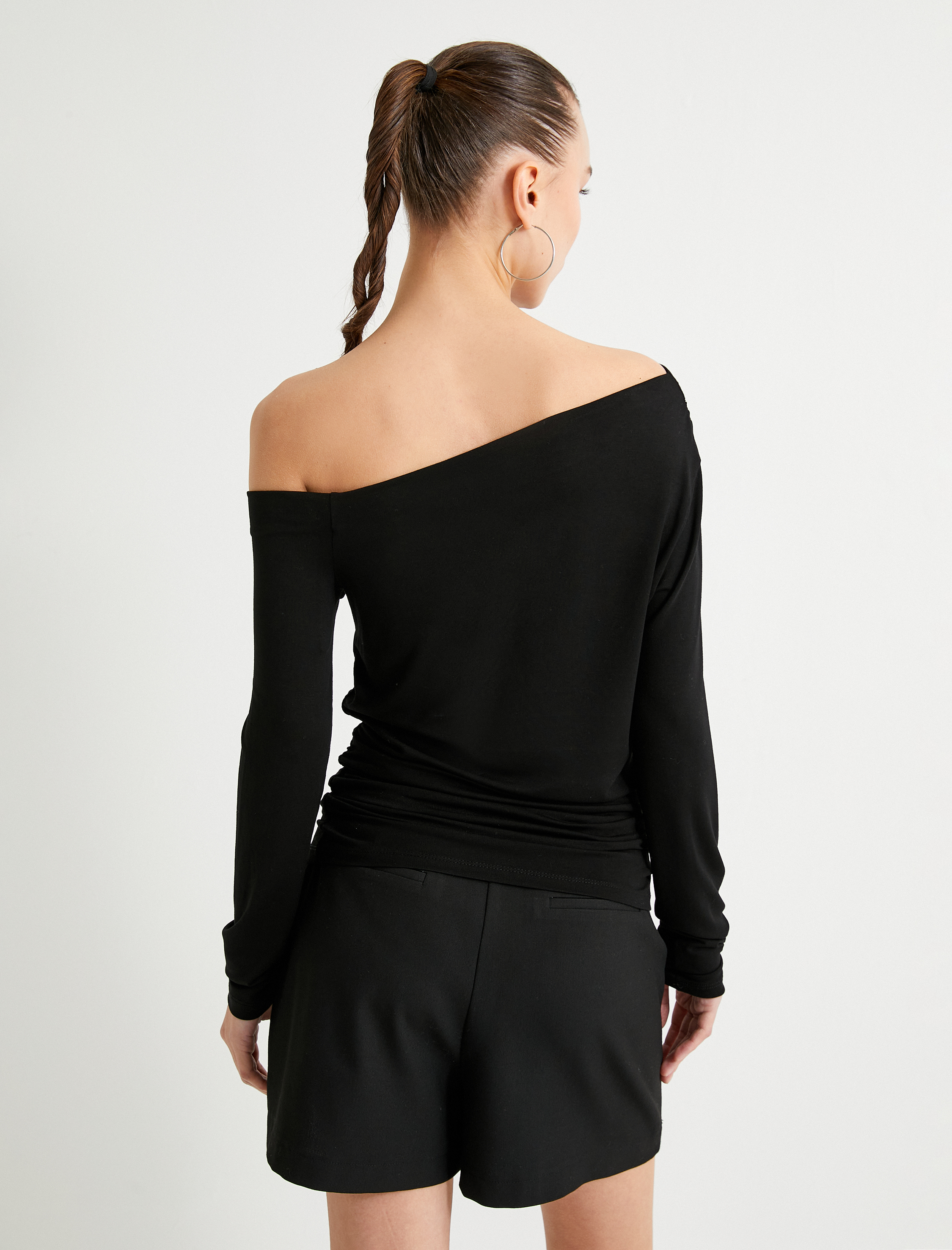   Omzu Açık Tişört Asimetrik Yaka Uzun Kollu Drapeli Viskoz Kumaş