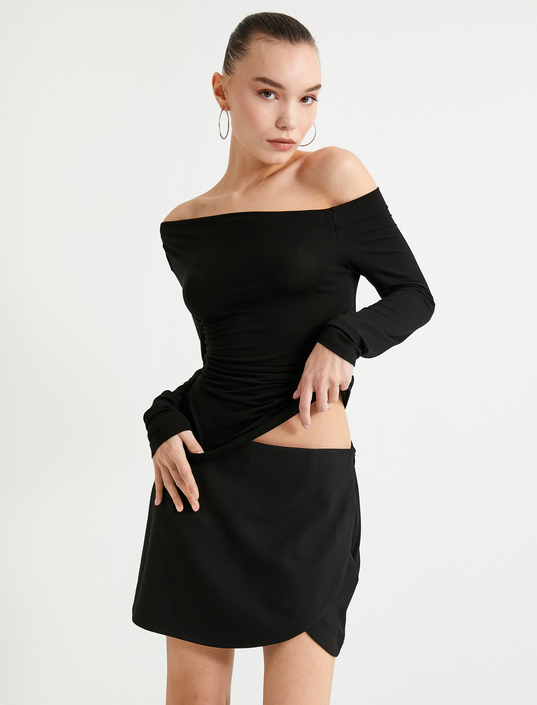   Omzu Açık Tişört Asimetrik Yaka Uzun Kollu Drapeli Viskoz Kumaş