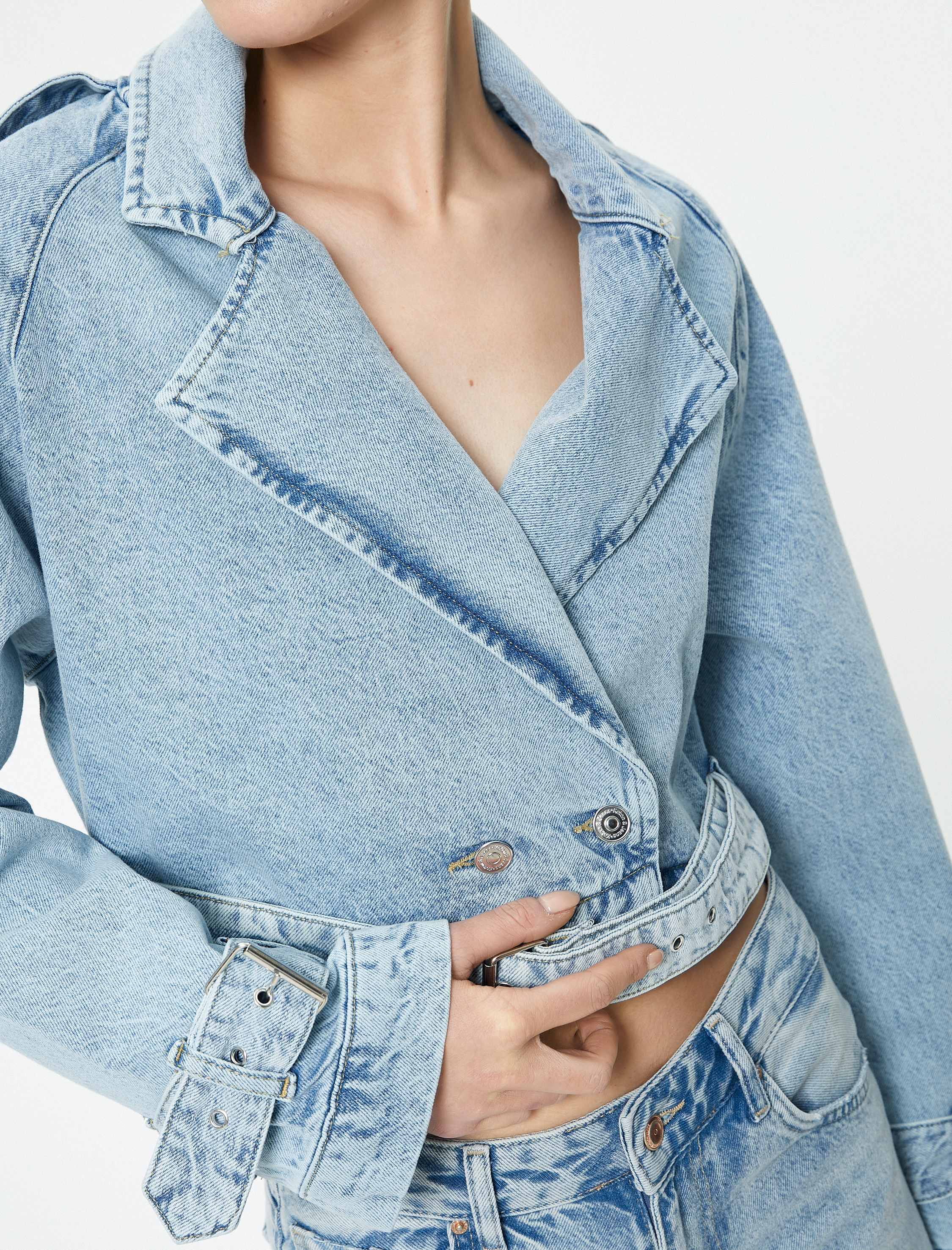   Kısa Kot Trençkot Kruvaze Kemer ve Apolet Detaylı