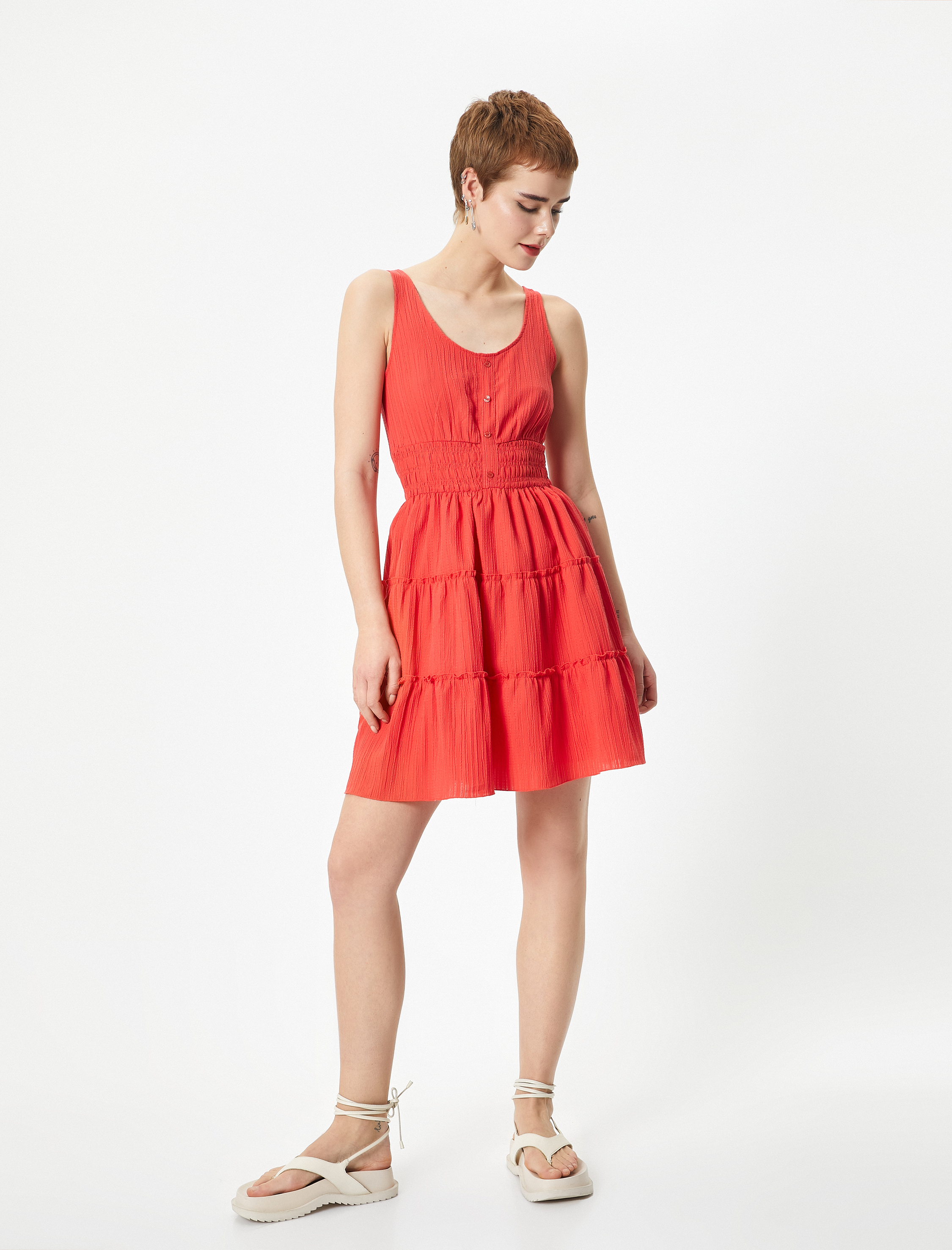   Mini Elbise Kalın Askılı Fırfır ve Gipe Detaylı Düğmeli Astarlı