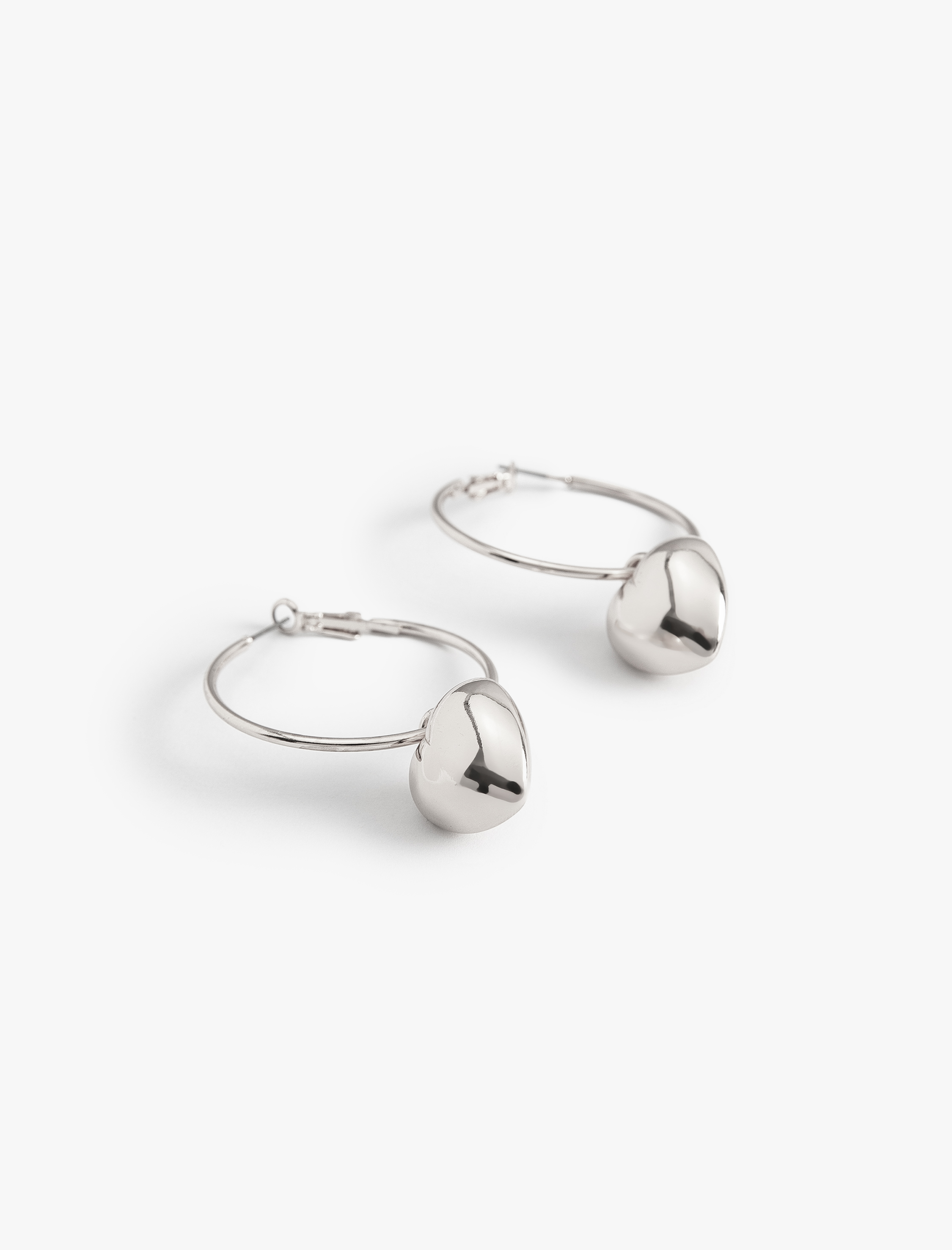  Kadın Kalpli Halka Küpe Sallantılı Charm Detaylı Çelik Karışımlı