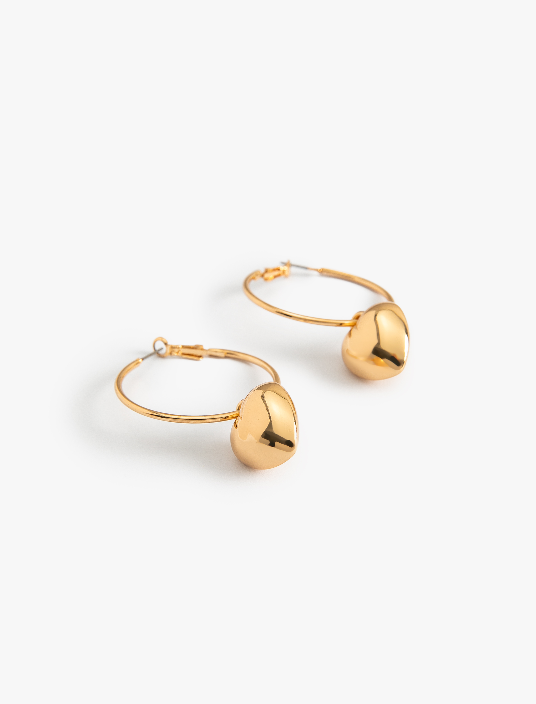  Kadın Kalpli Halka Küpe Sallantılı Charm Detaylı Çelik Karışımlı