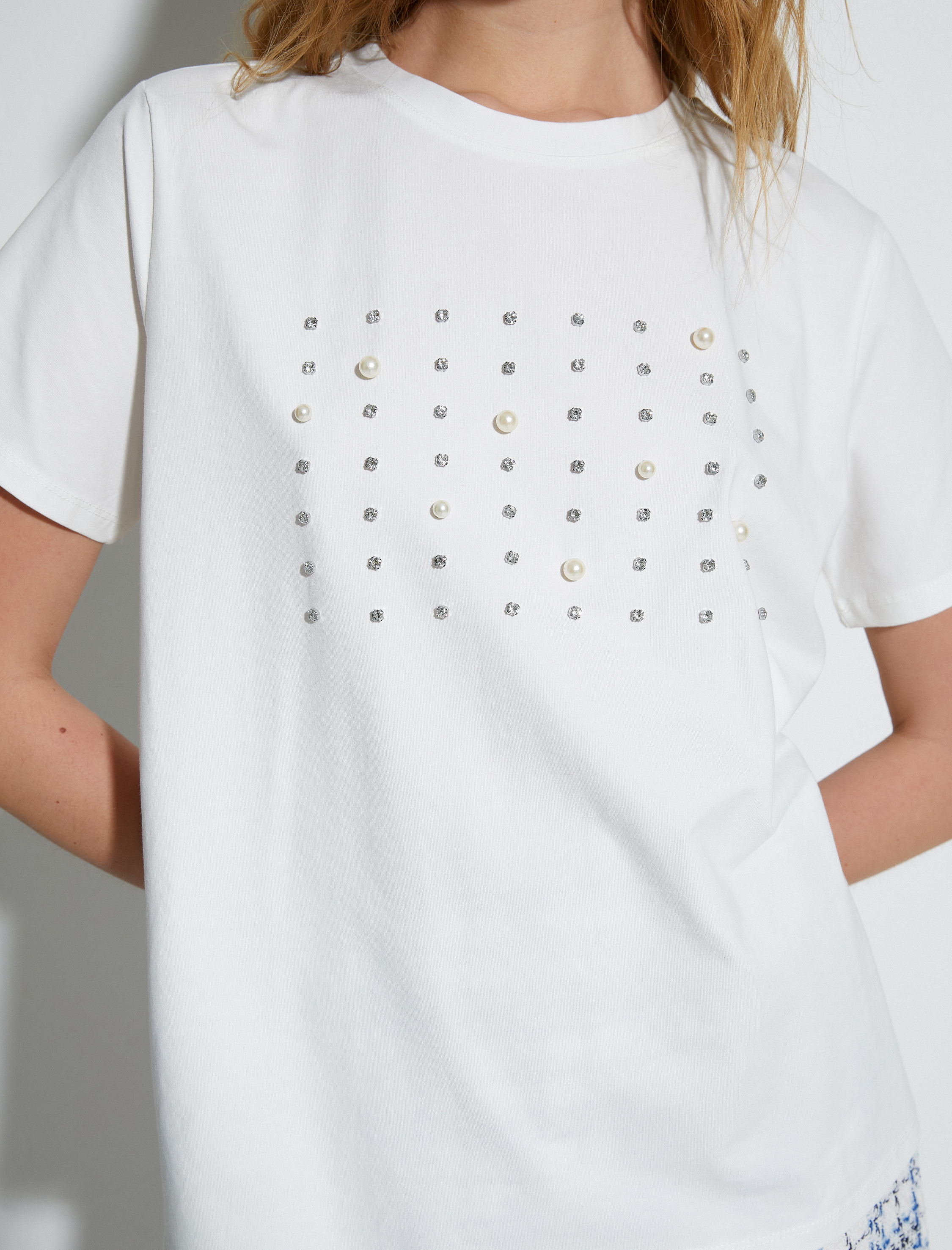   Parlak Taşlı Tişört Bisiklet Yaka Kısa Kollu İnci İşlemeli Pamuklu