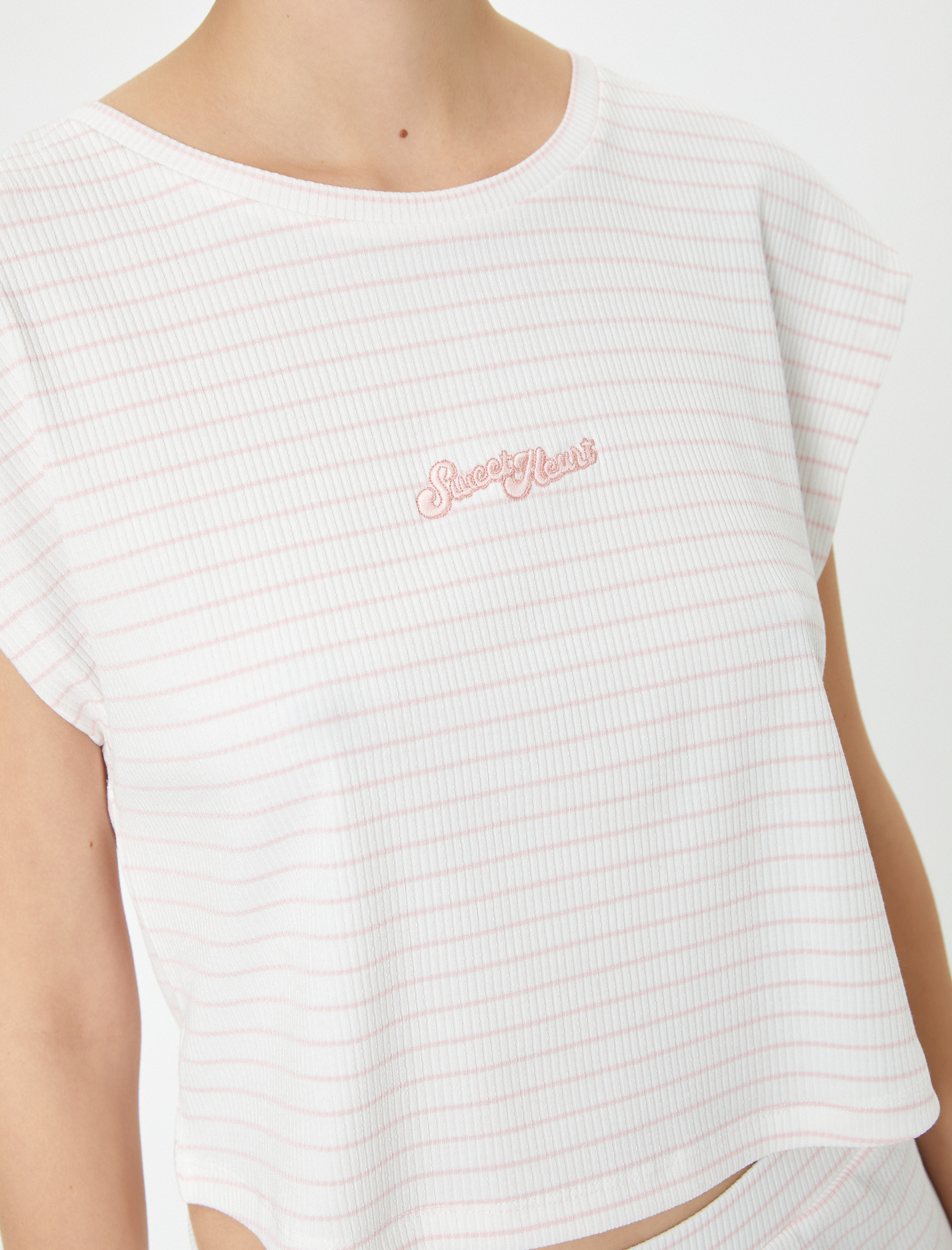 Crop Pijama Üstü Kısa Kollu Bisiklet Yaka Nakışlı Fitilli Viskon Karışımlı