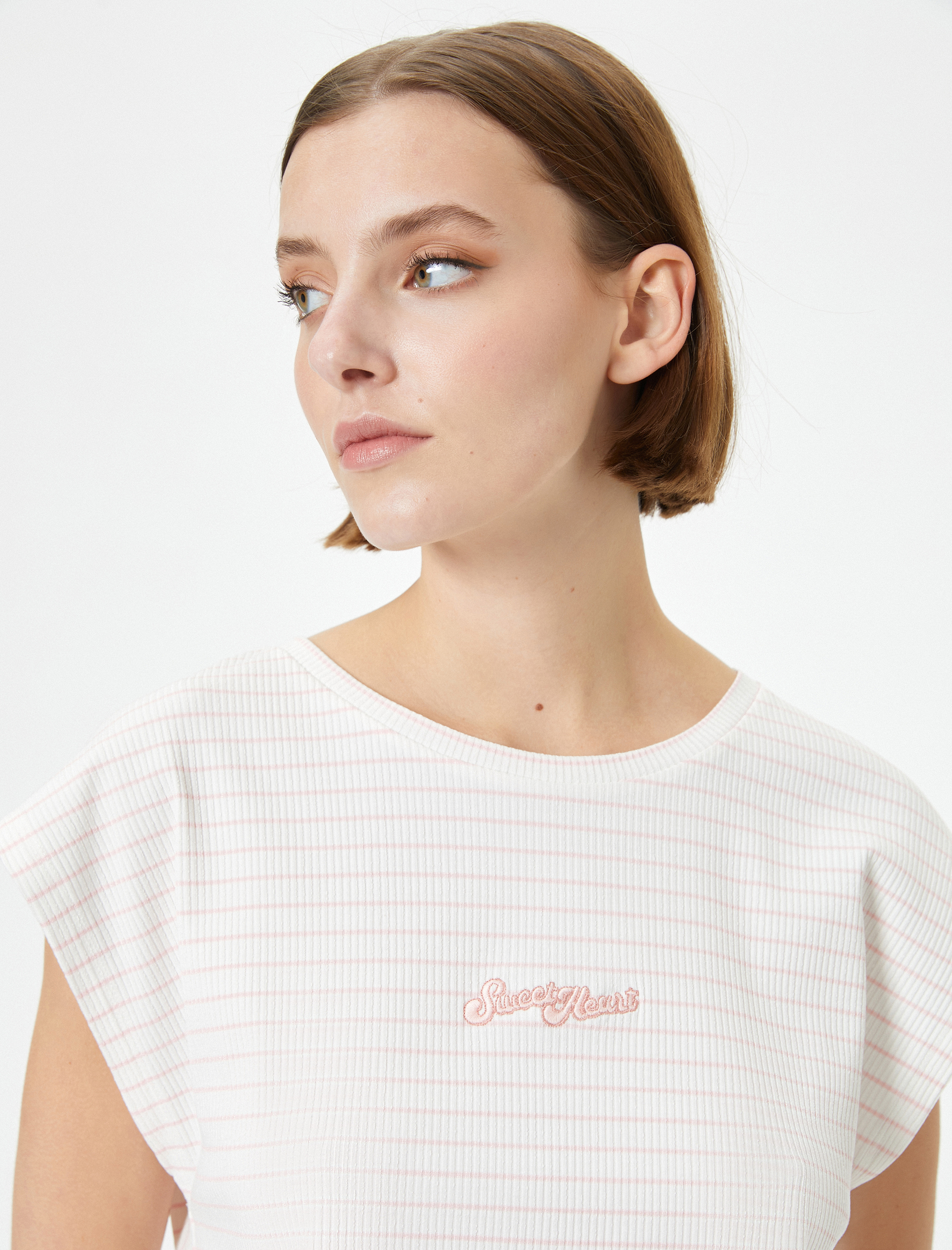 Koton Kadın Crop Pijama Üstü Kısa Kollu Bisiklet Yaka Nakışlı Fitilli Viskon Karışımlı -1