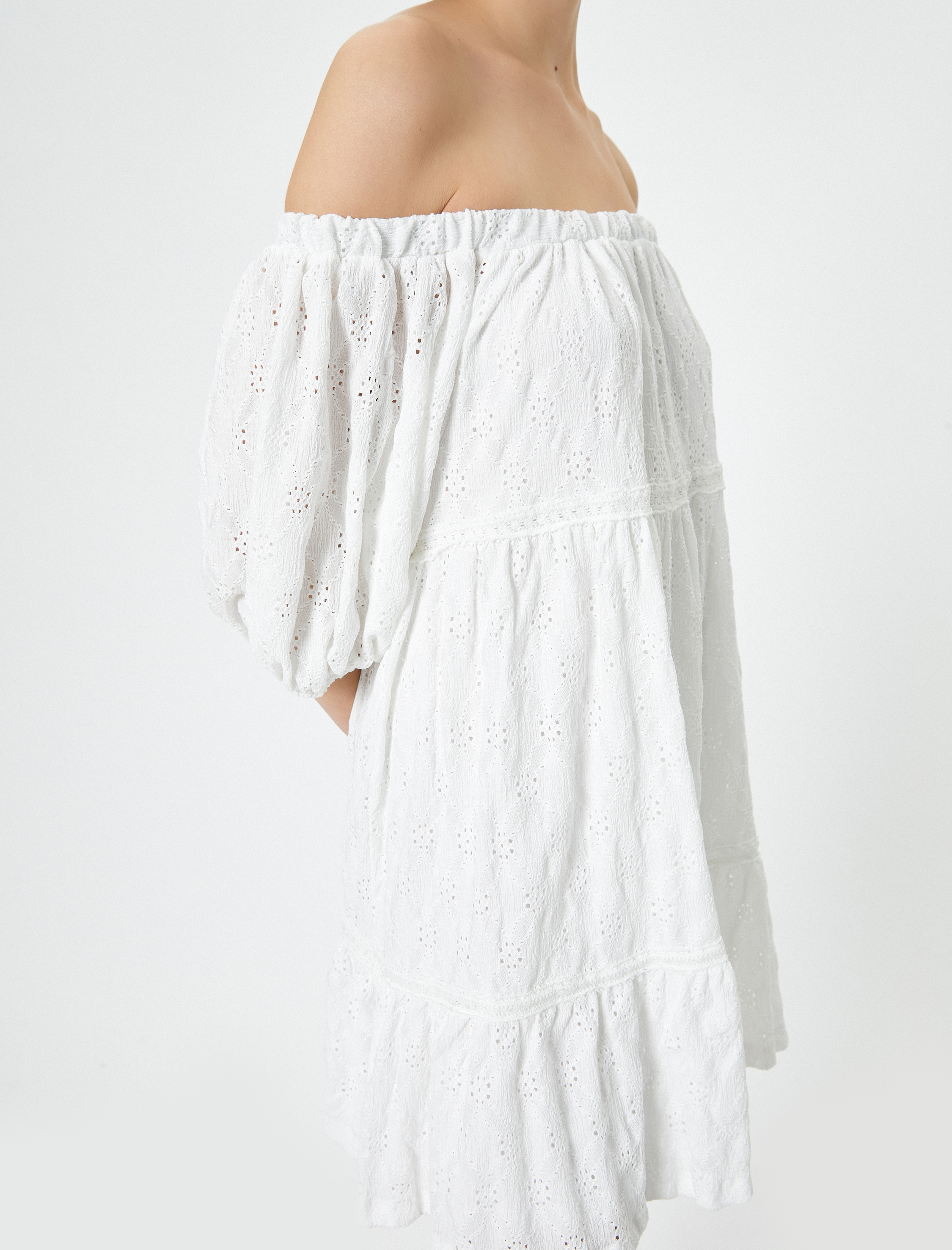   Omzu Açık Elbise Mini Balon Kollu Volanlı