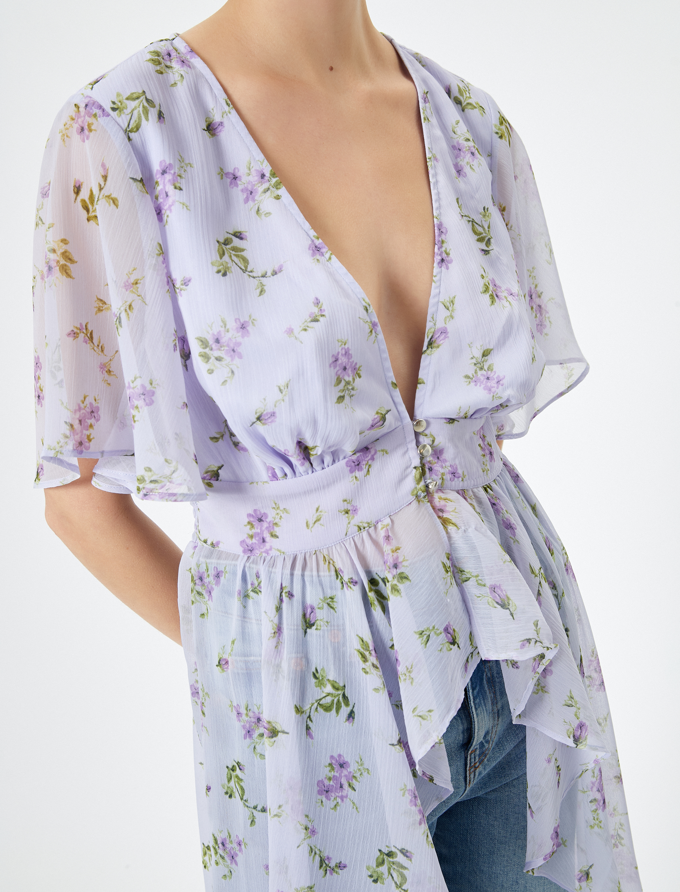 Çiçekli Şifon Bluz Asimetrik Kesim Derin V Yaka Düğmeli Fırfırlı