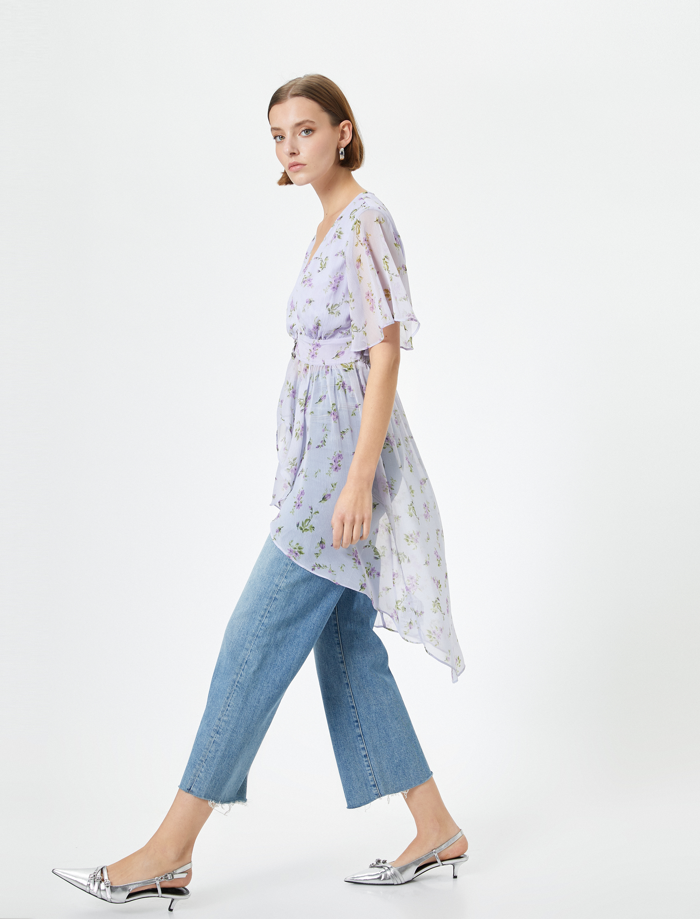 Çiçekli Şifon Bluz Asimetrik Kesim Derin V Yaka Düğmeli Fırfırlı