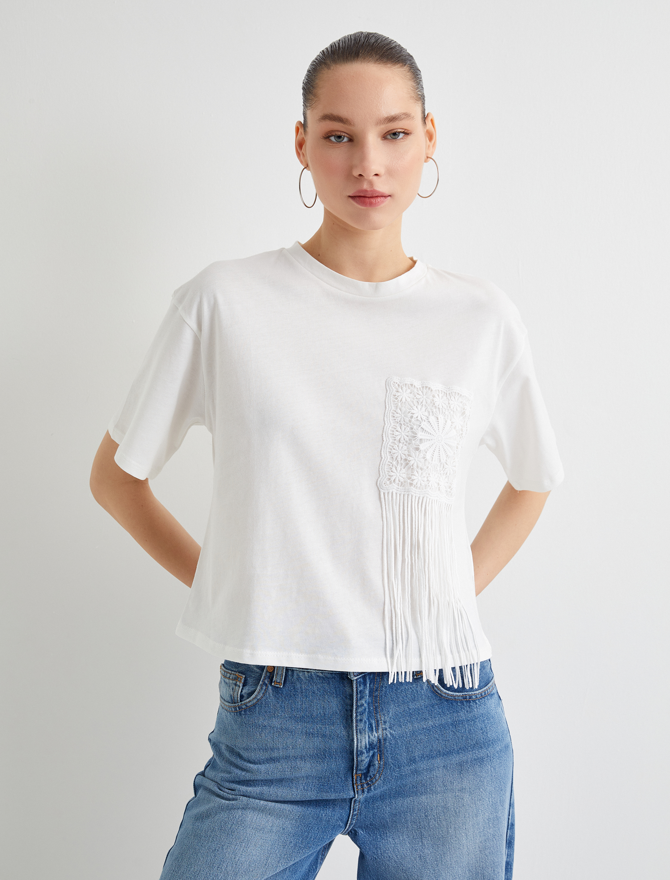   Püsküllü Dantel Detaylı Tişört Kısa Kollu Bisiklet Yaka Pamuklu