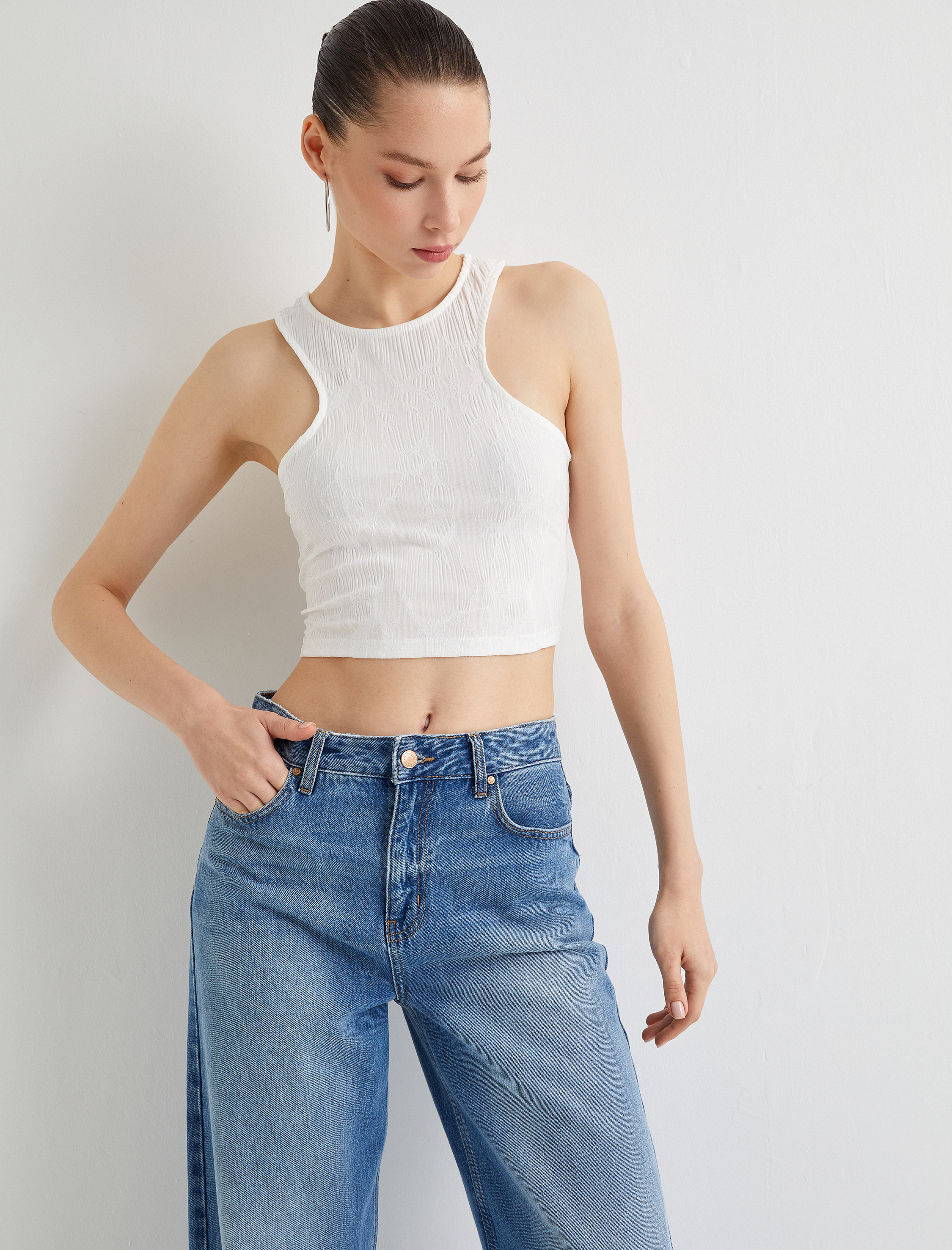 Asimetrik Crop Üst Dokulu Slim Fit Yuvarlak Yaka
