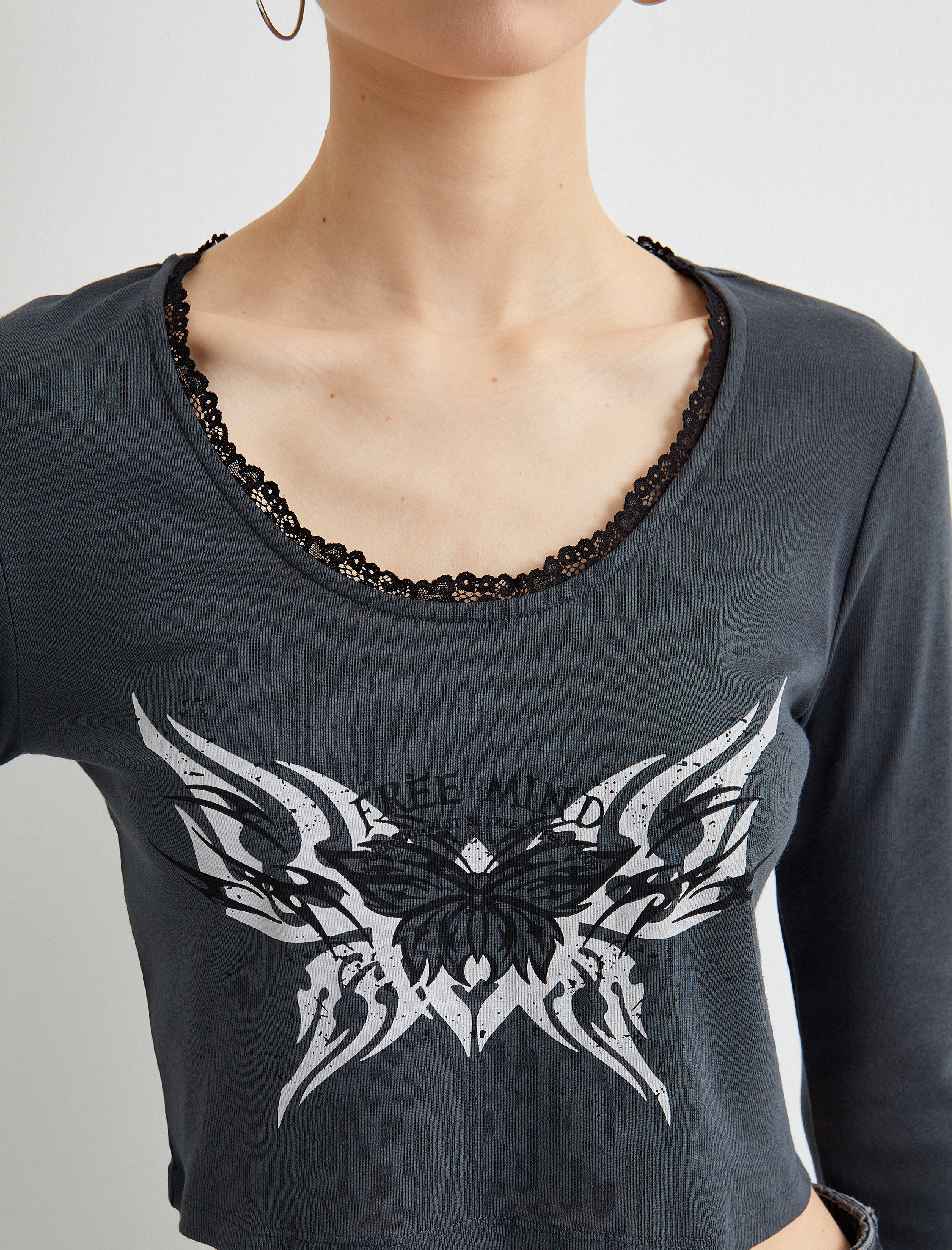   Crop Tişört Uzun Kollu Baskılı Yuvarlak Yaka Dantel Detaylı Pamuklu